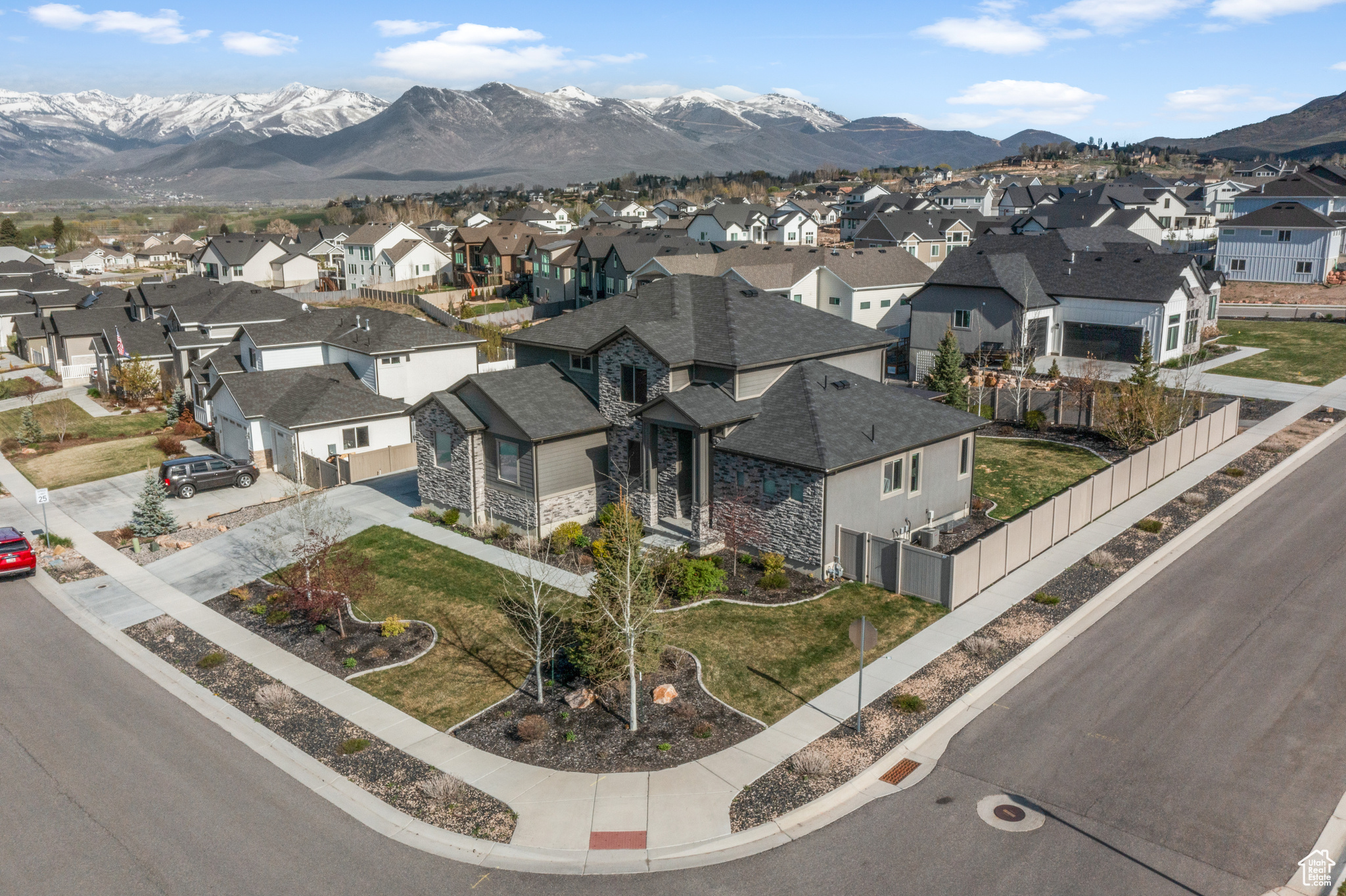 Aerial view with a mountain view