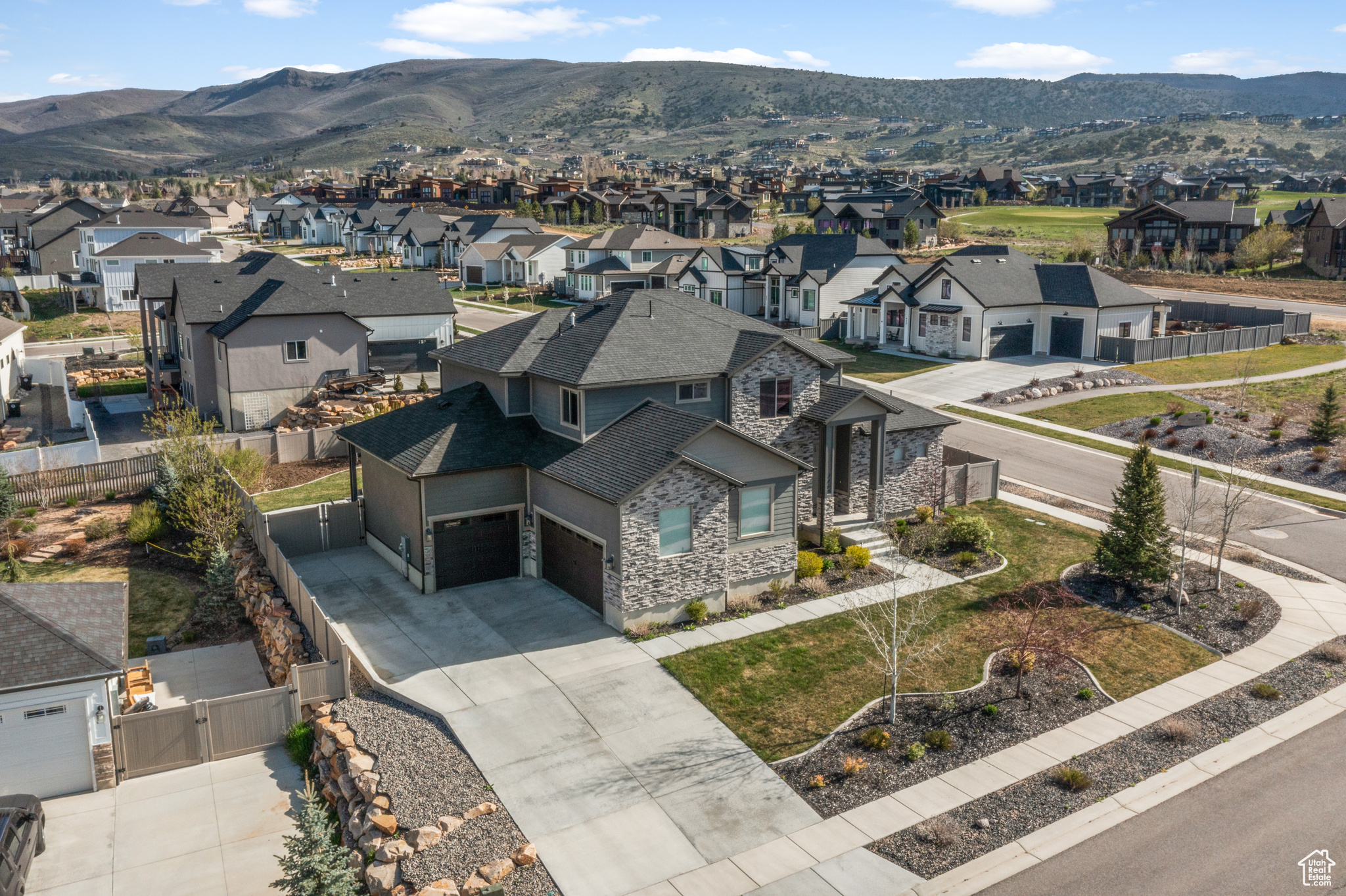 Birds eye view of property featuring a mountain view