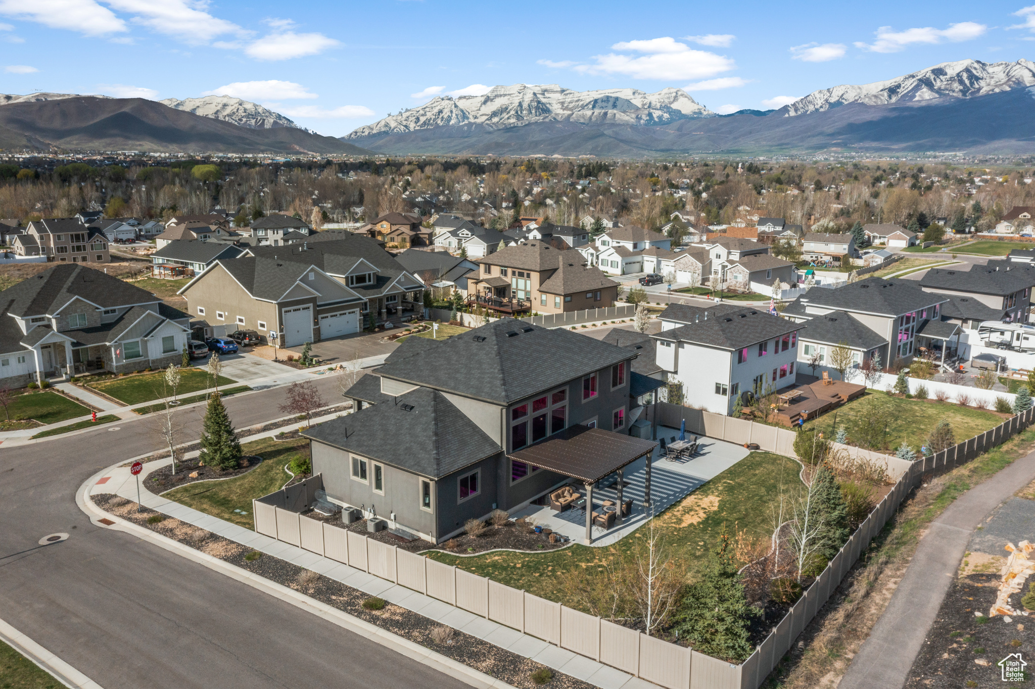 Aerial view with a mountain view