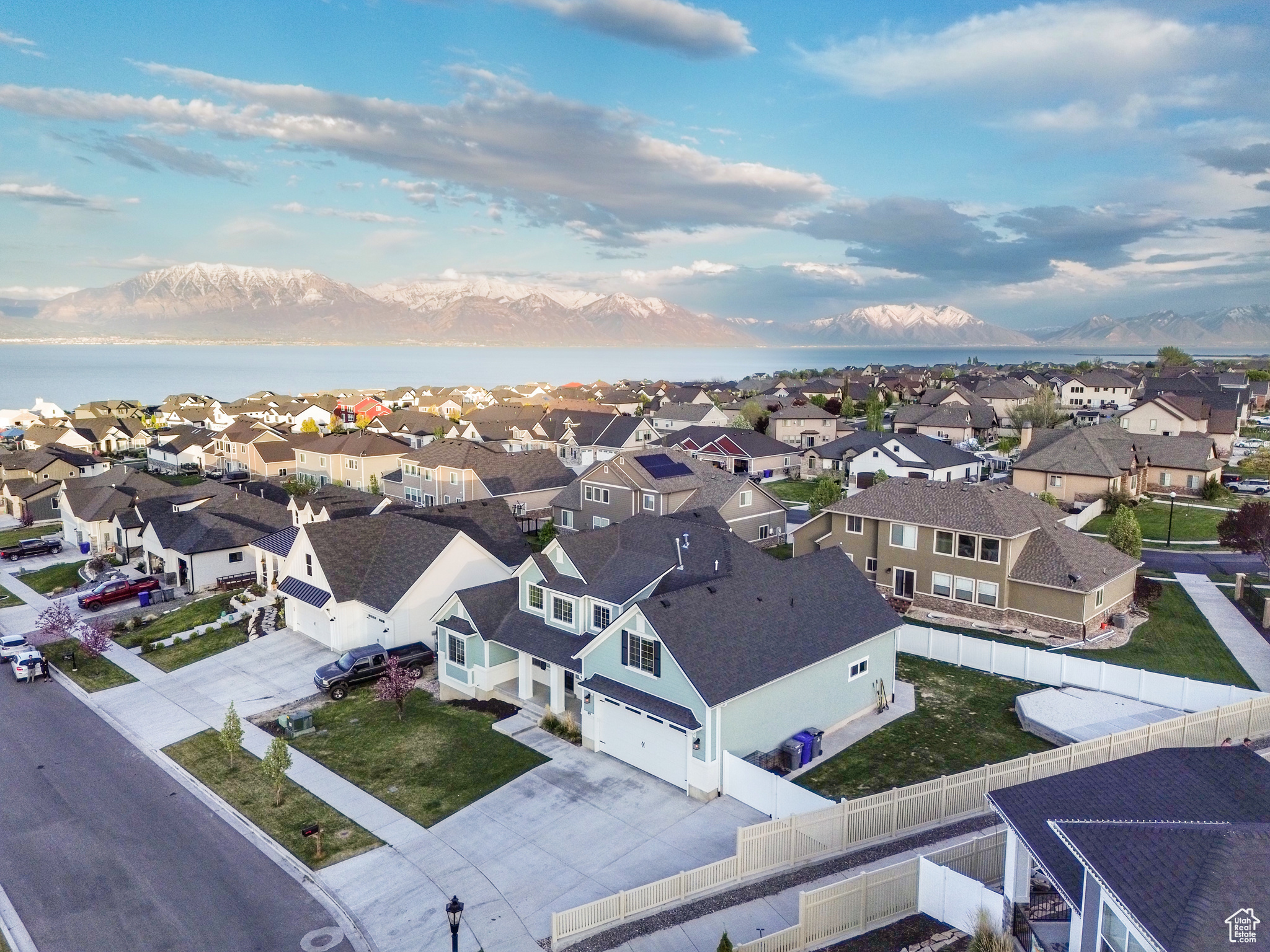 Drone / aerial view featuring a mountain view