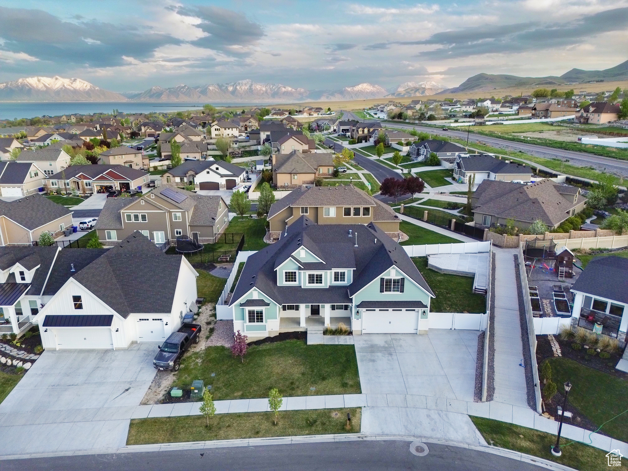 Aerial view with a mountain view