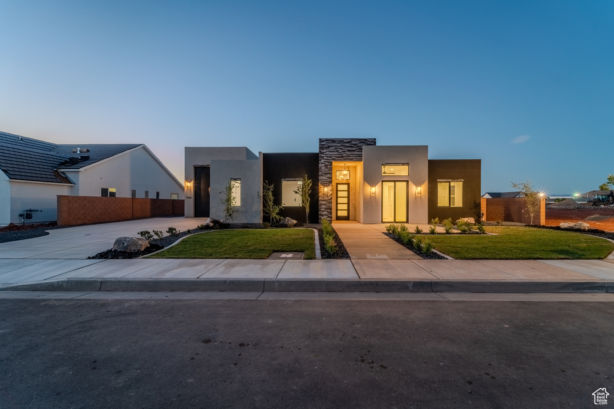 View of front of property featuring a front yard