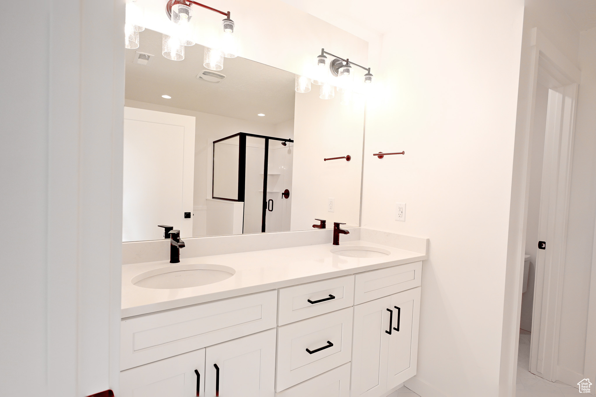 Double vanity sink