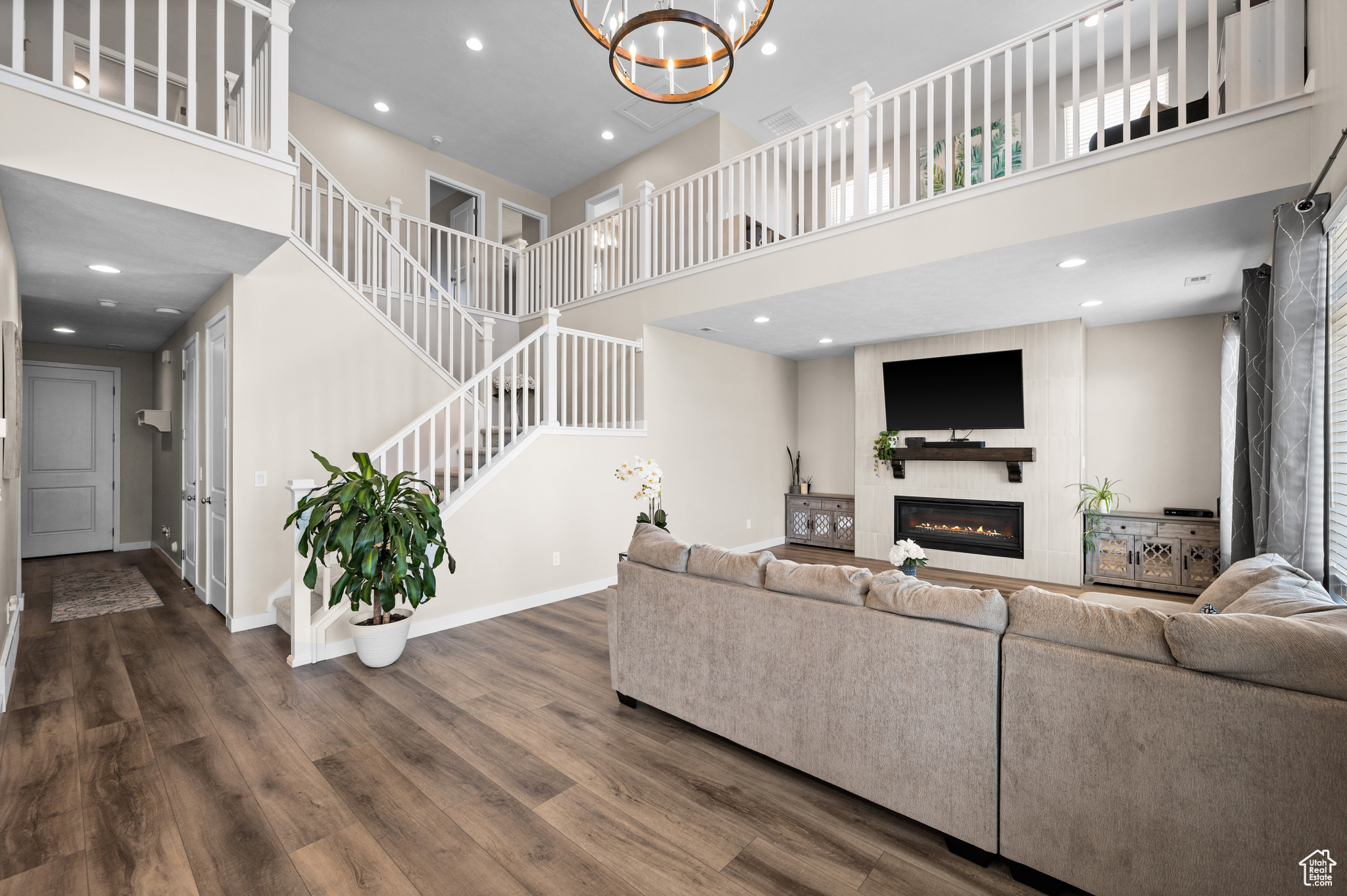 Family room with high ceilings, with staircase to the 2nd level