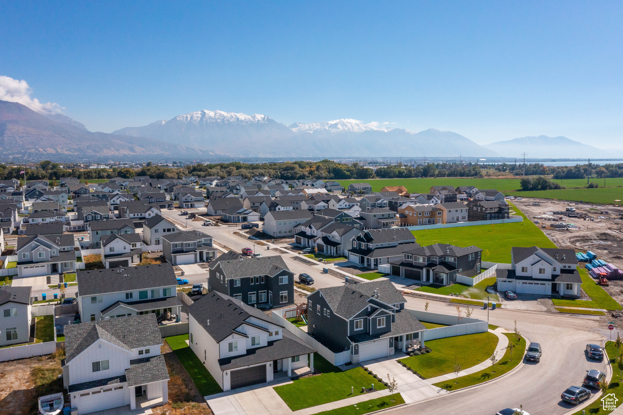 Bird's eye view with a mountain view