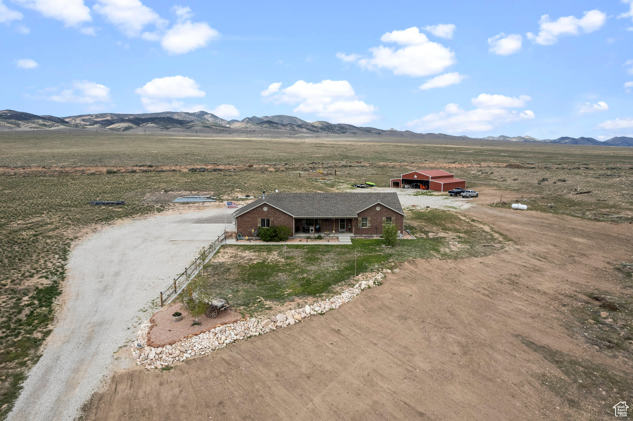 Birds eye view of property featuring a mountain view