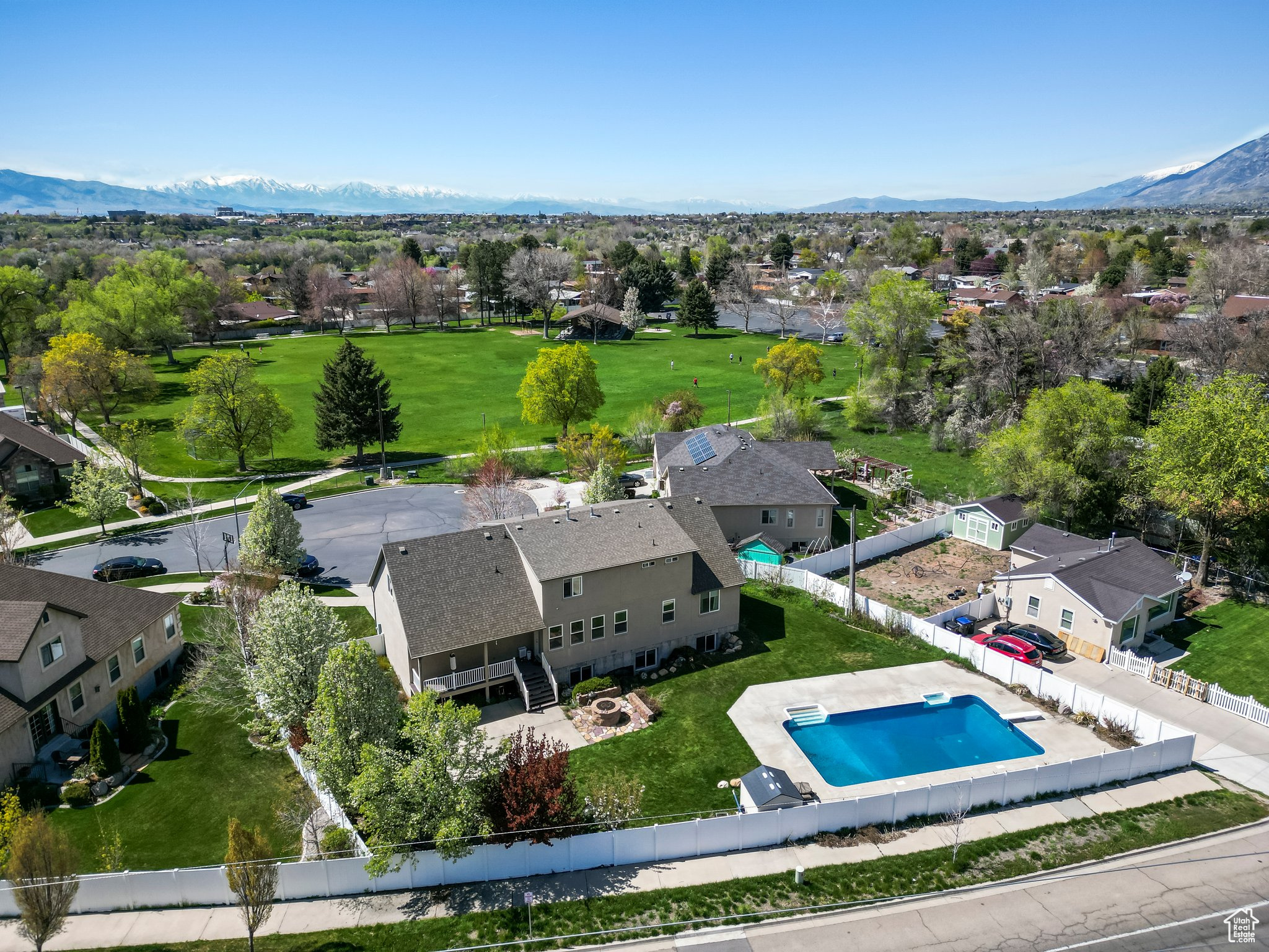 Bird's eye view with a mountain view