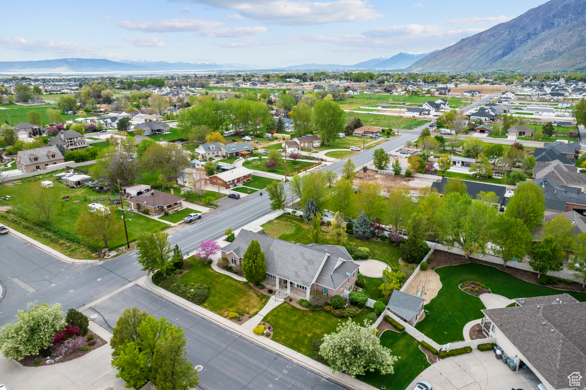 Bird's eye view with a mountain view