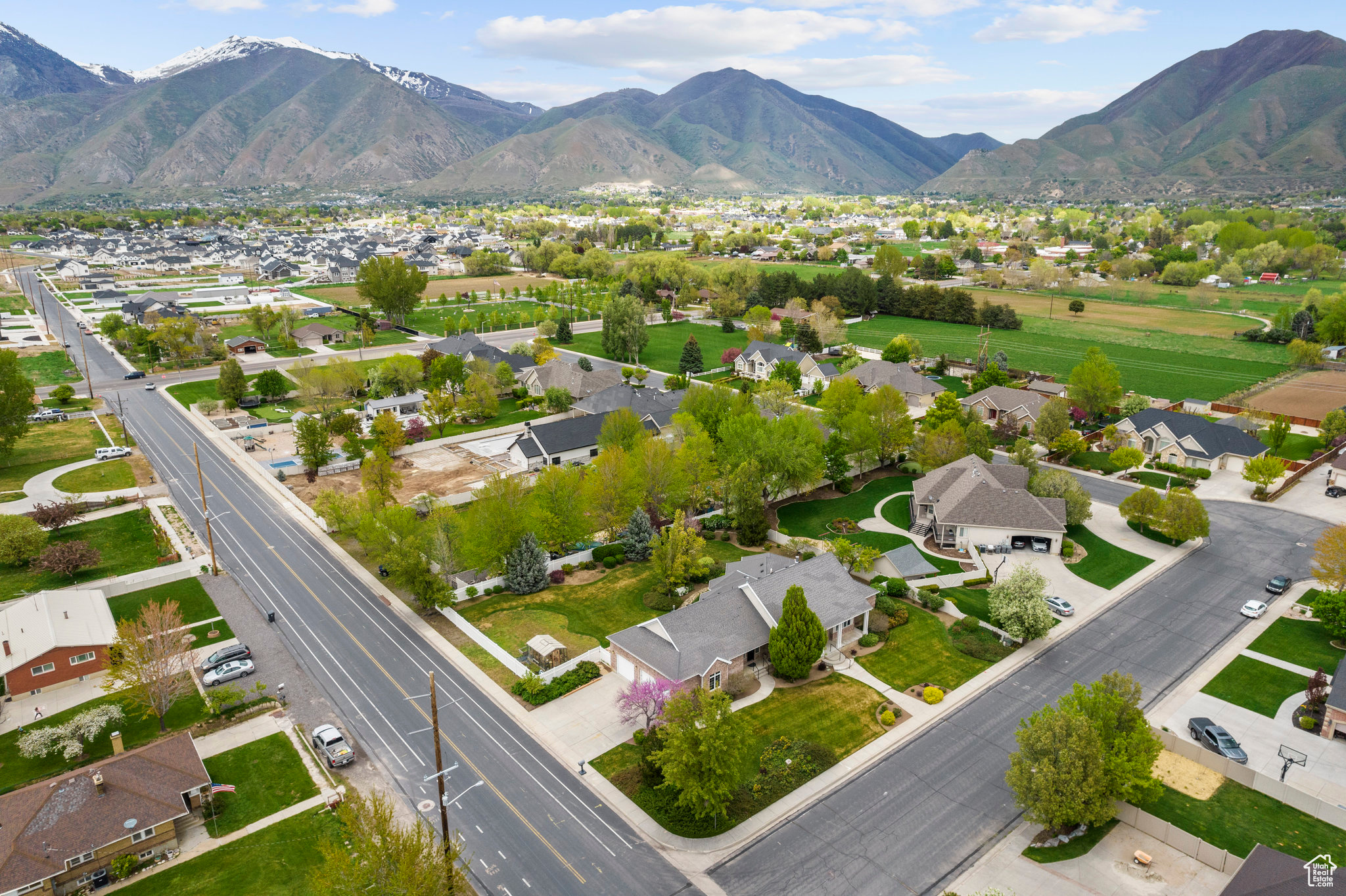 Bird's eye view with a mountain view