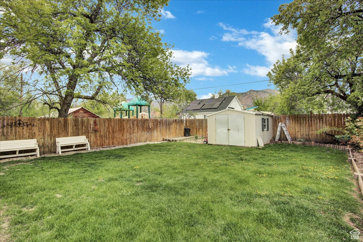 View of yard featuring a shed