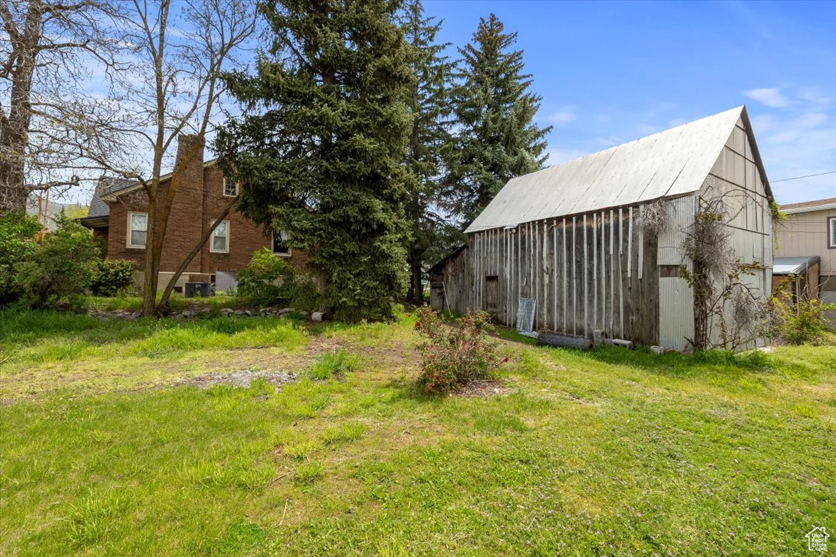 View of yard featuring a barn