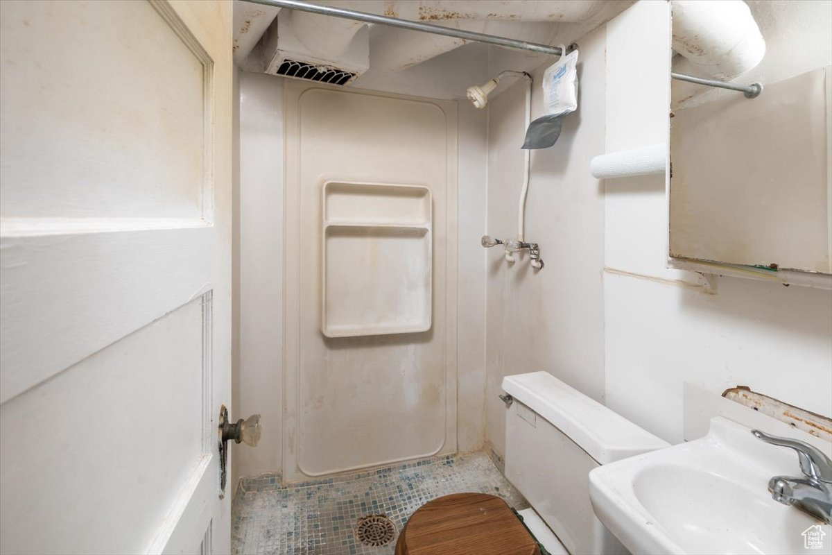 Bathroom with shower, sink and toilet