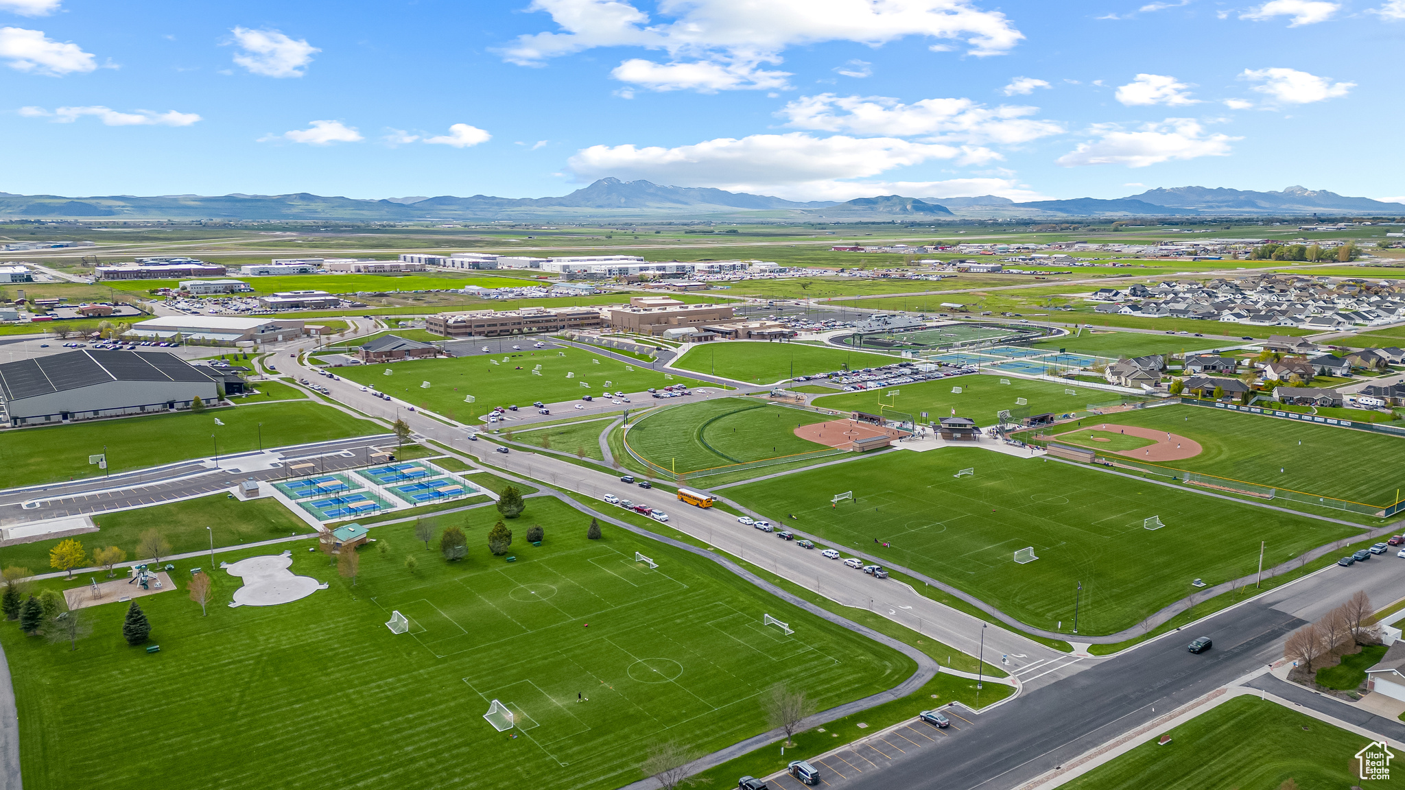 Birds eye view of property featuring a mountain view