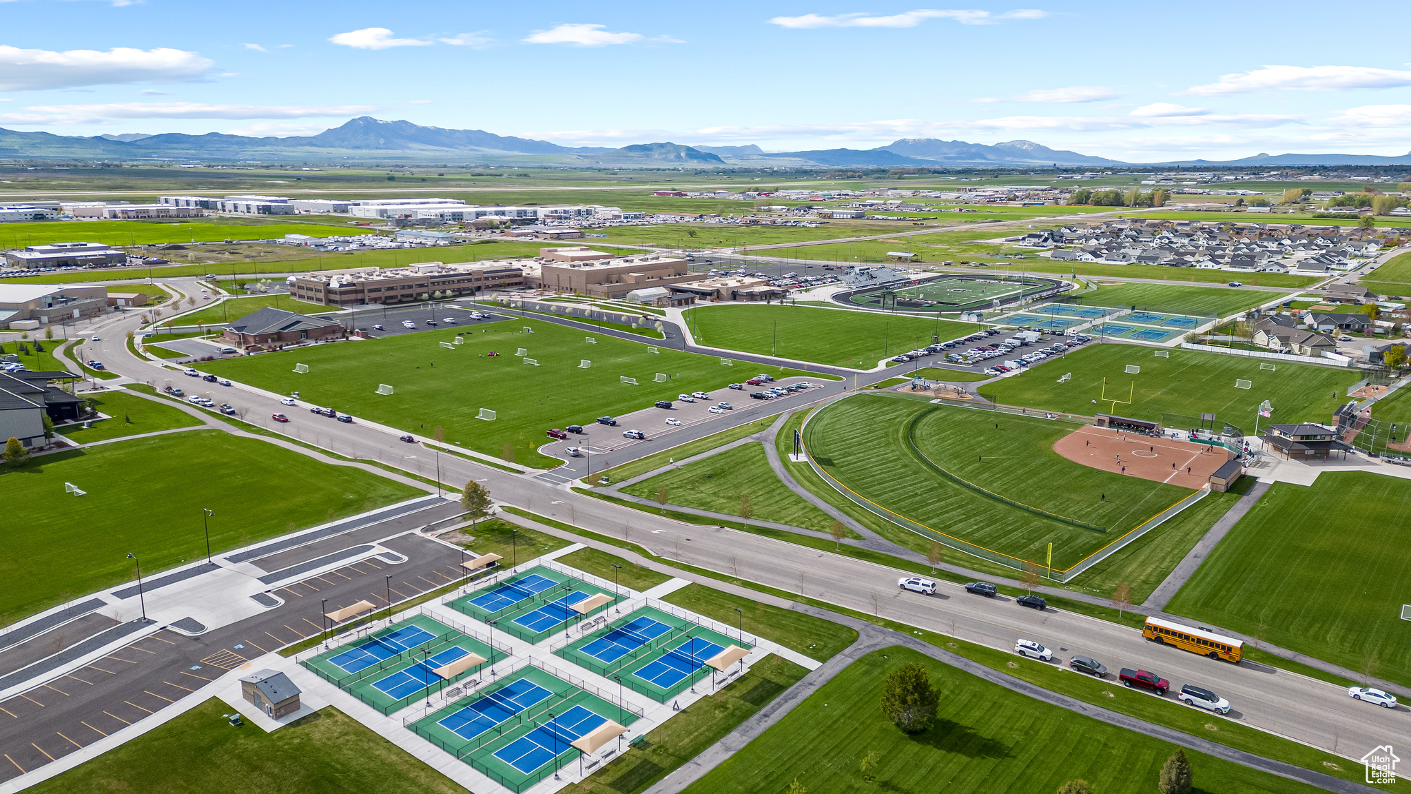 Birds eye view of property featuring a mountain view