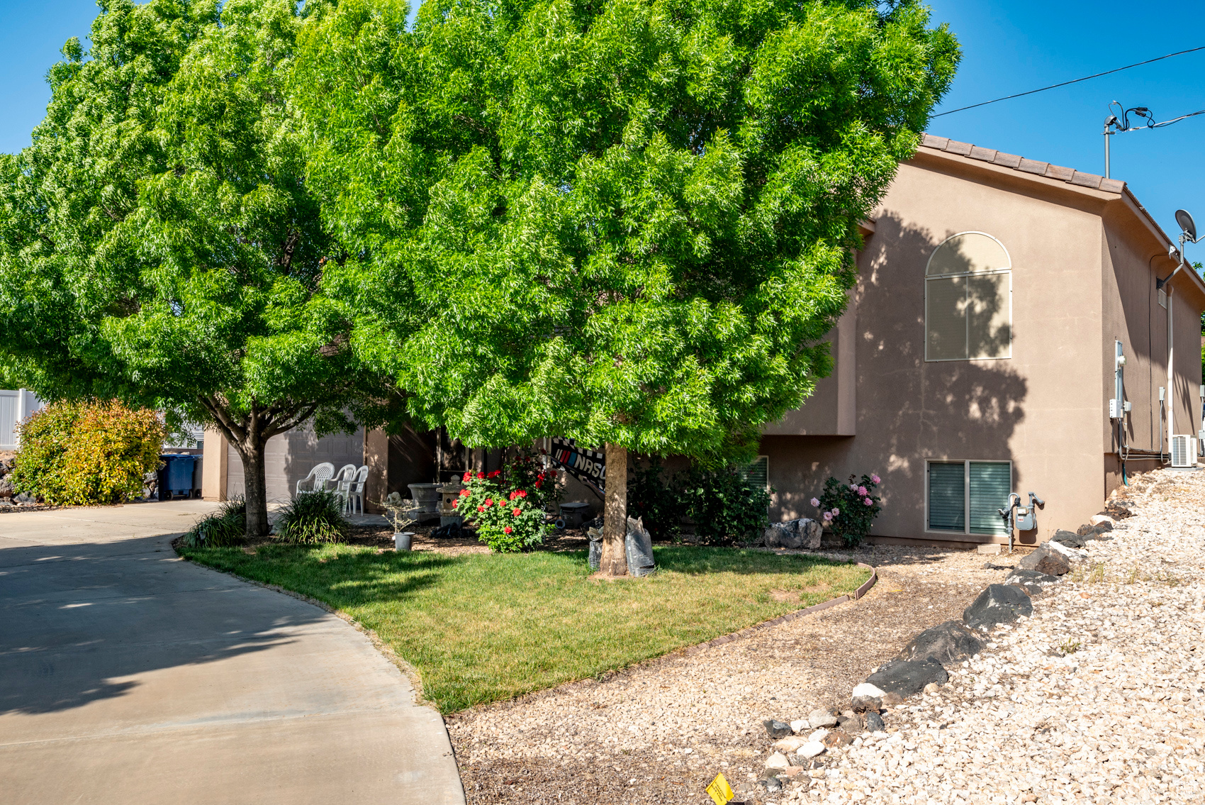 View of front of property featuring a front yard