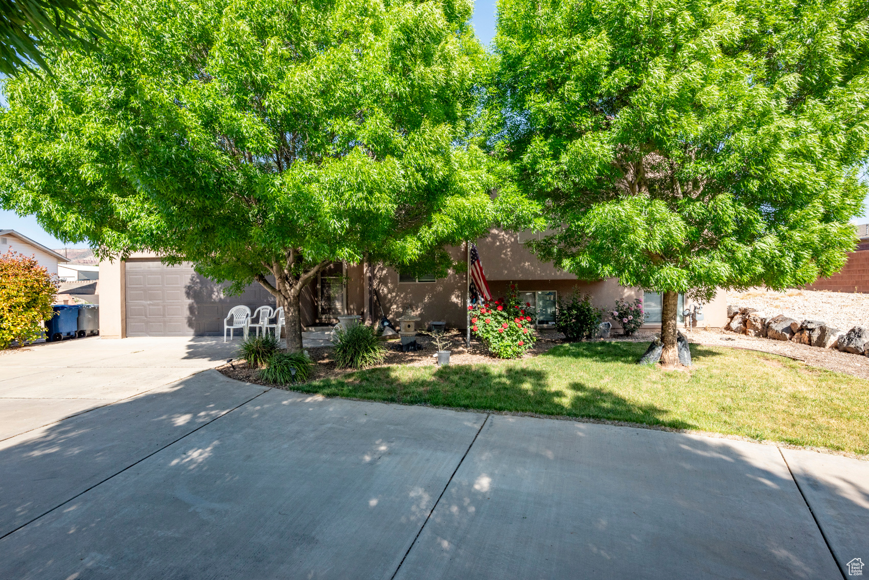 View of front facade featuring a front yard and a garage