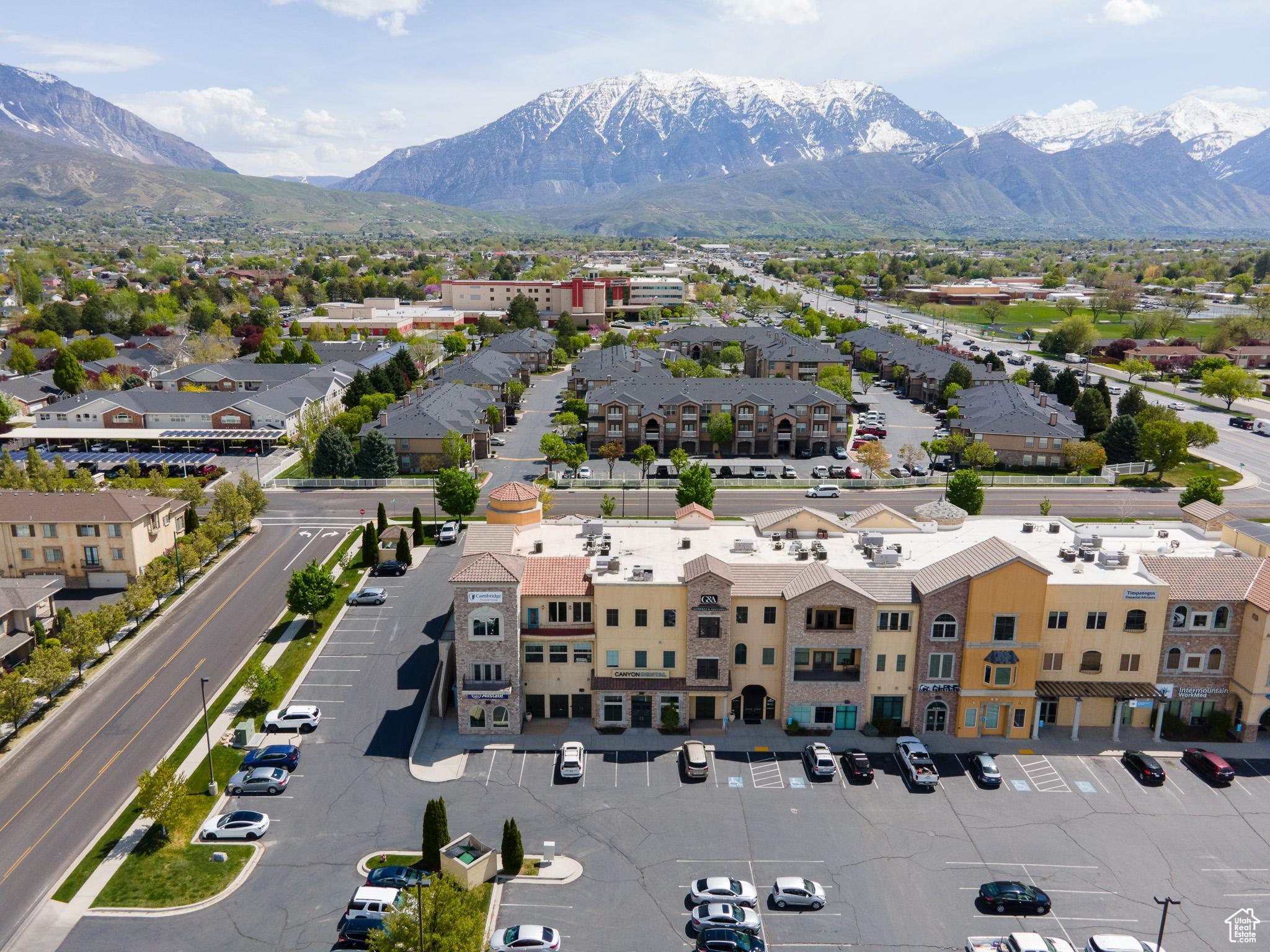 Birds eye view of property featuring a mountain view