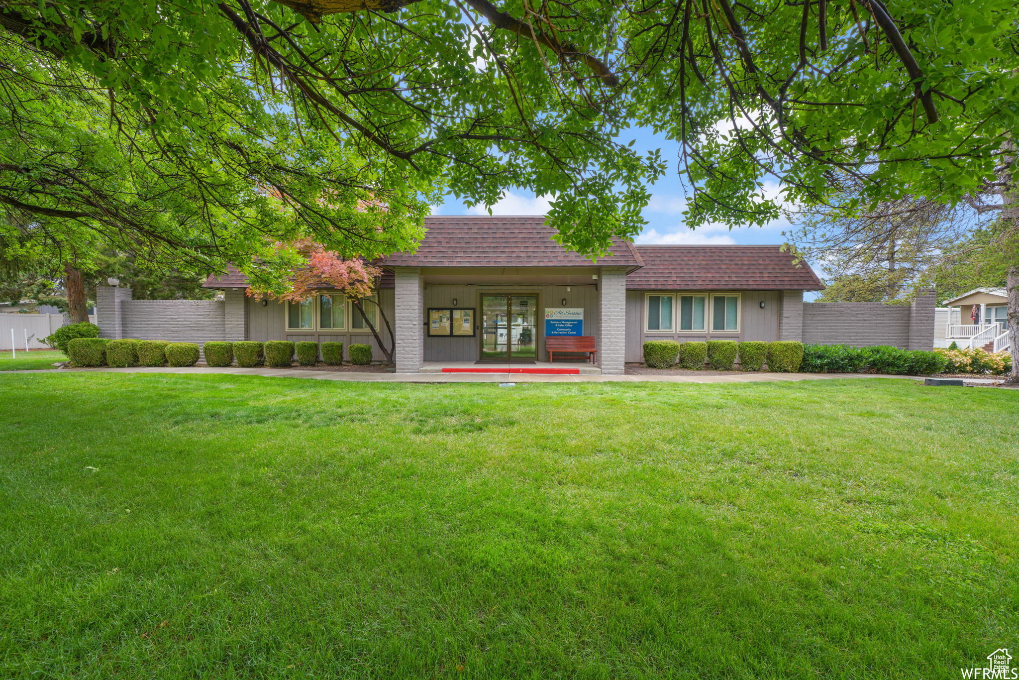 View of front facade with a front yard