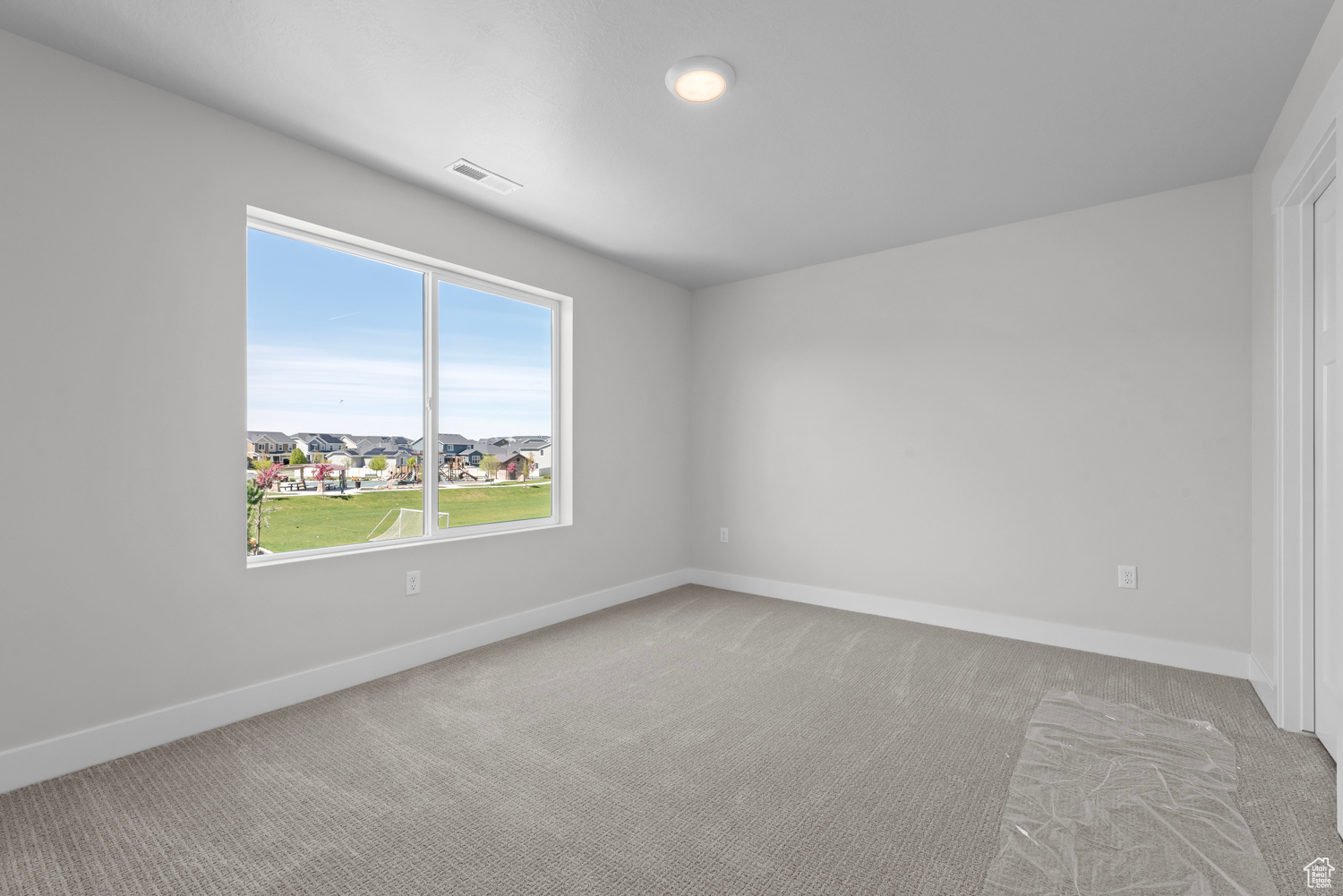 Unfurnished room with carpet flooring