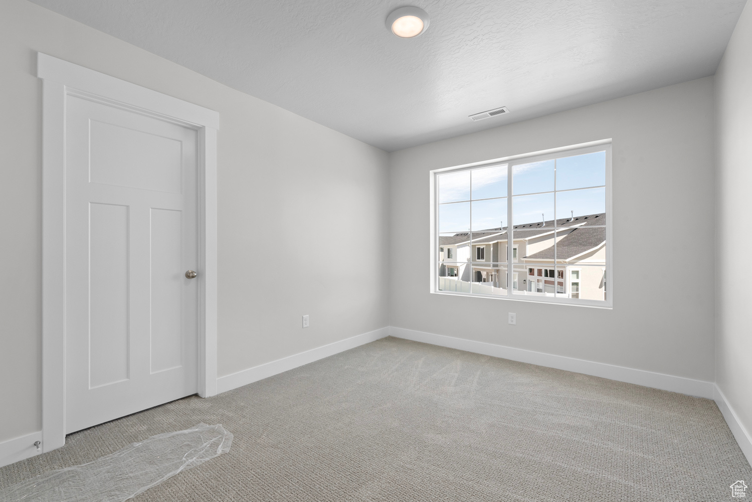 Spare room with carpet flooring