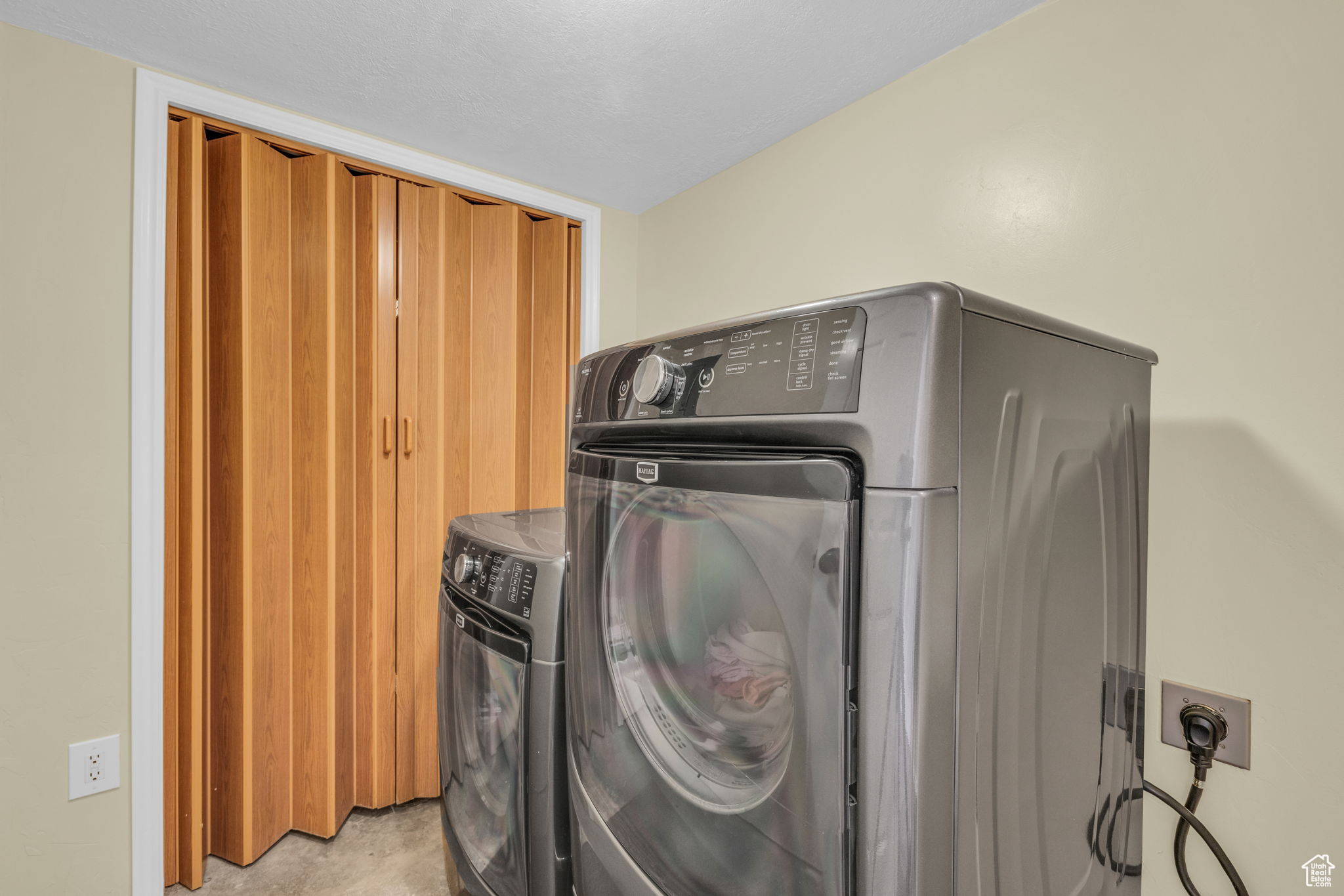 Clothes washing area with independent washer and dryer and electric dryer hookup