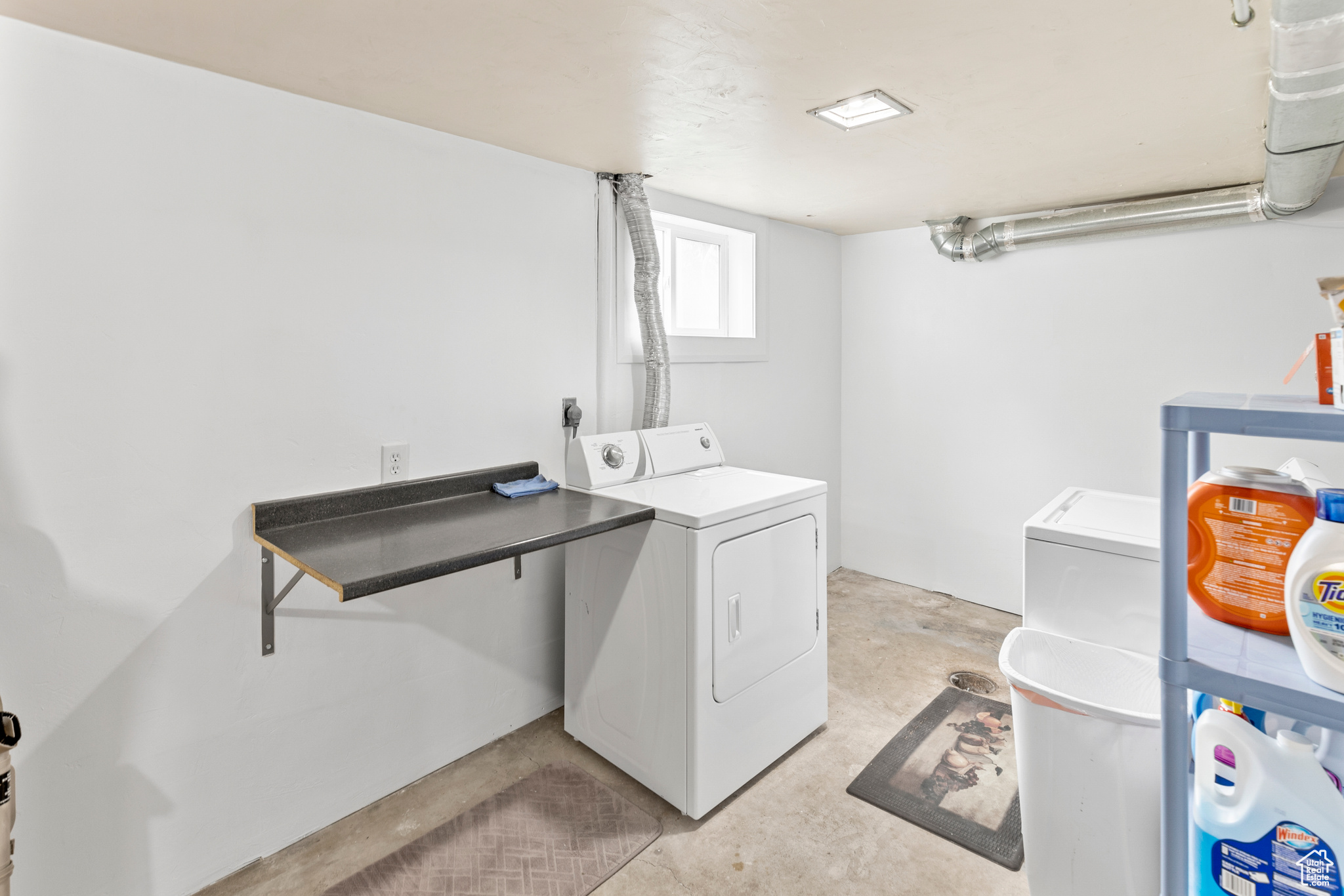 Washroom with independent washer and dryer and electric dryer hookup