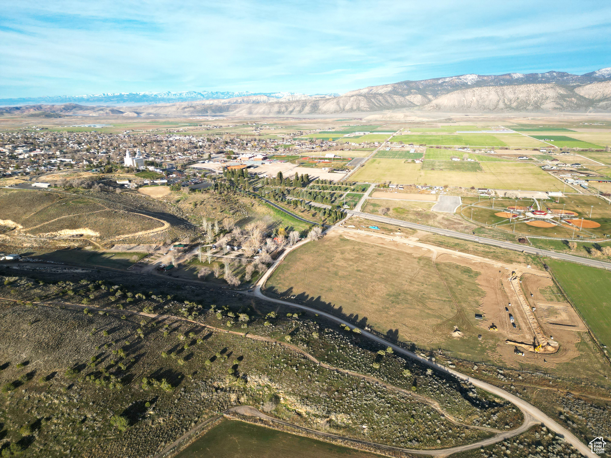 Birds eye view of property featuring a mountain view