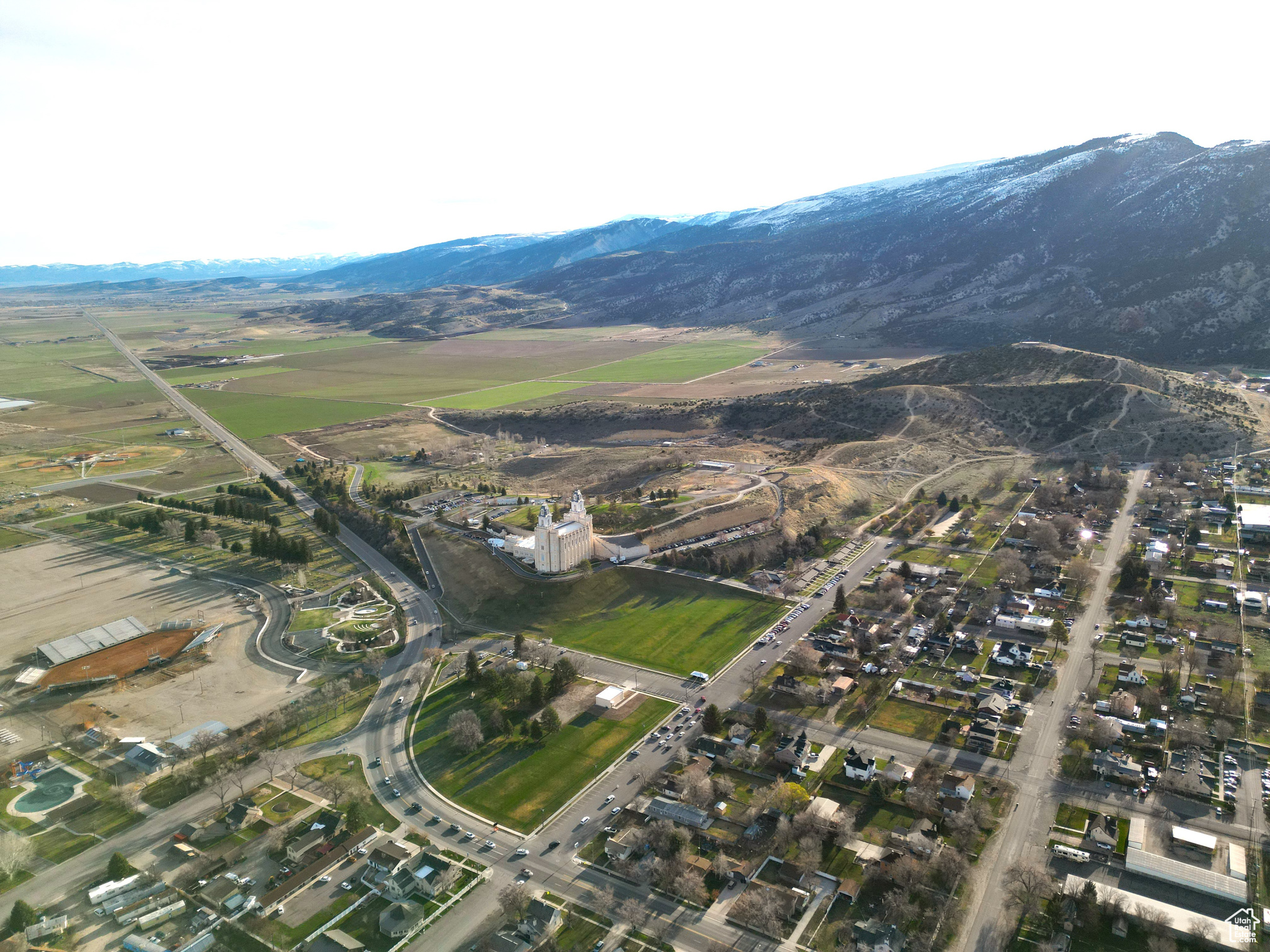 Aerial view with a mountain view