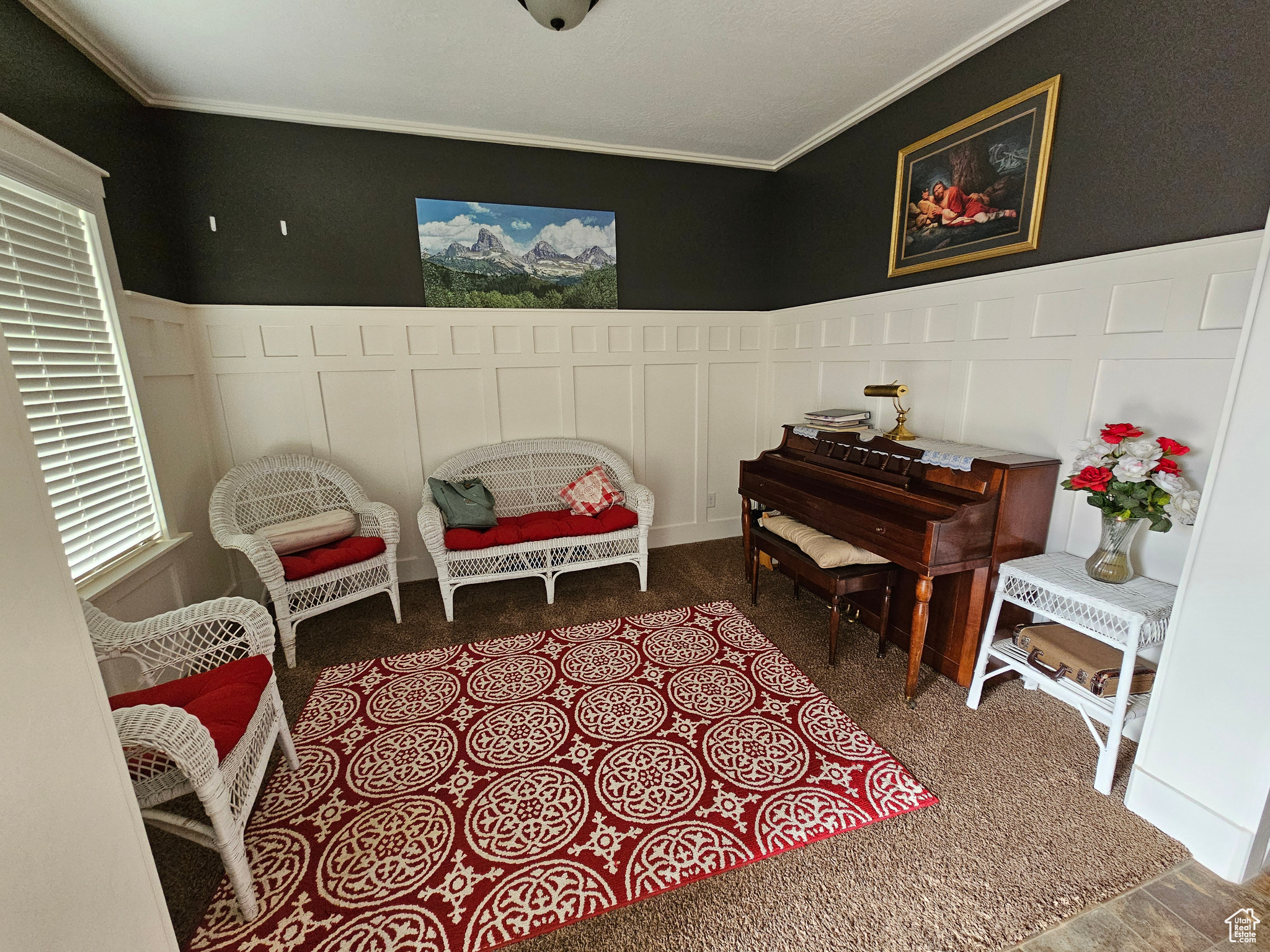 Miscellaneous room featuring crown molding and carpet floors