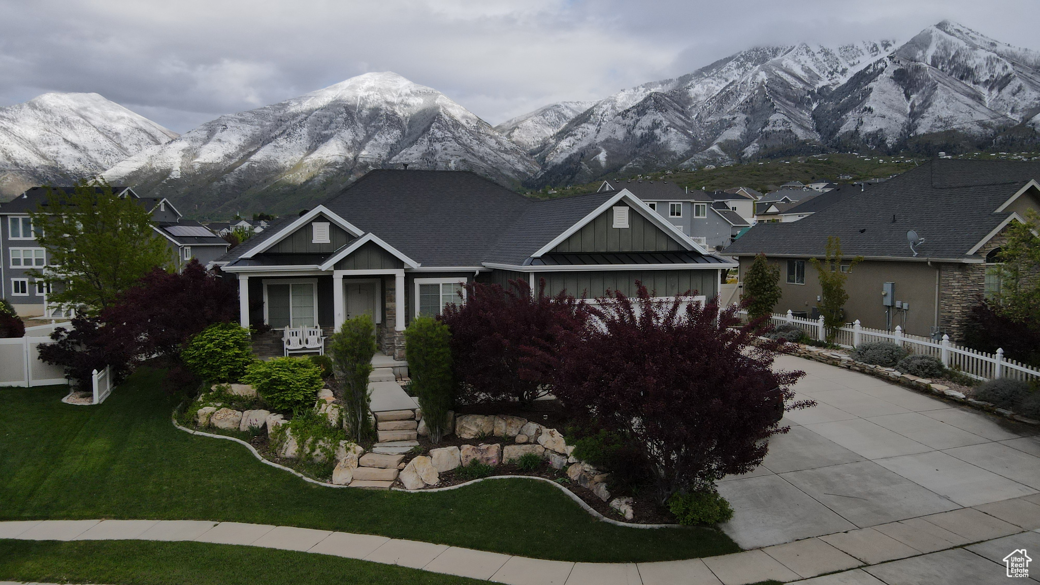 View of front of property featuring a mountain view and a front lawn