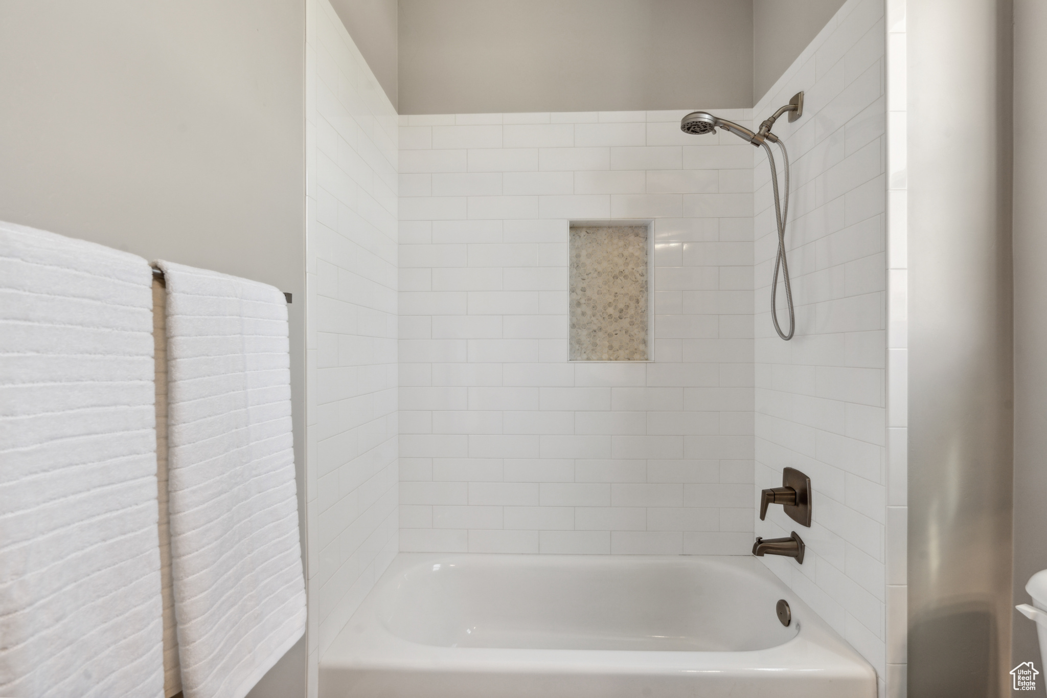 Bathroom with tiled shower / bath combo