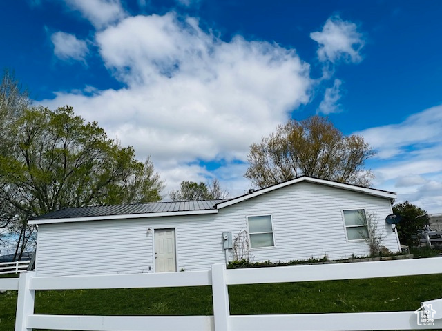 View of front of property featuring a front yard