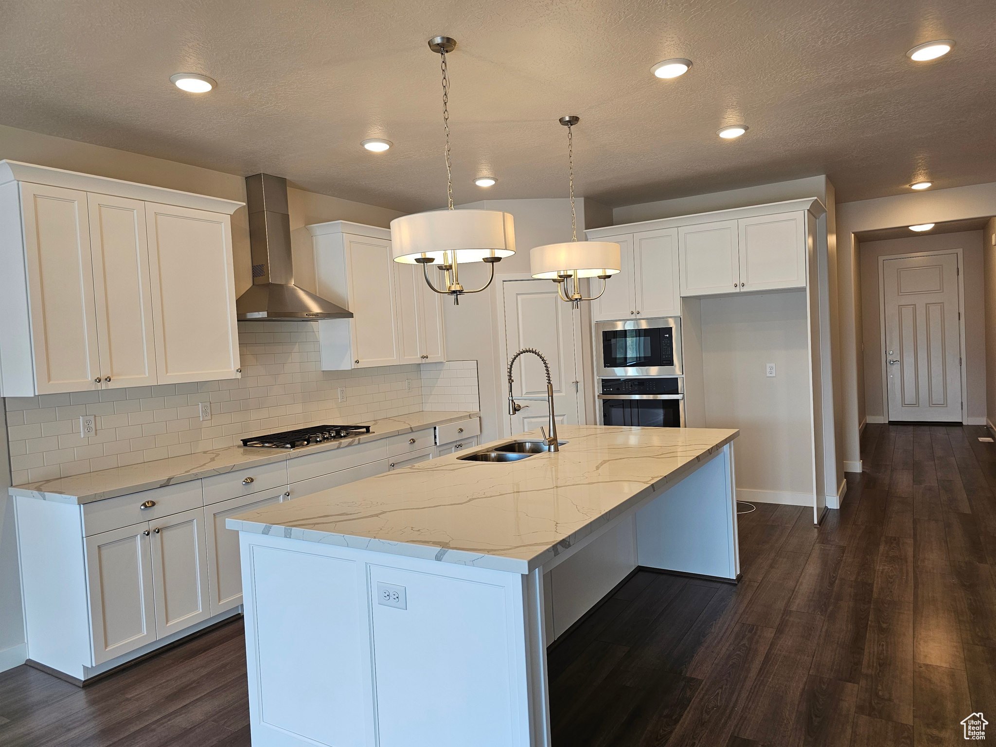 EXPANSIVE KITCHEN