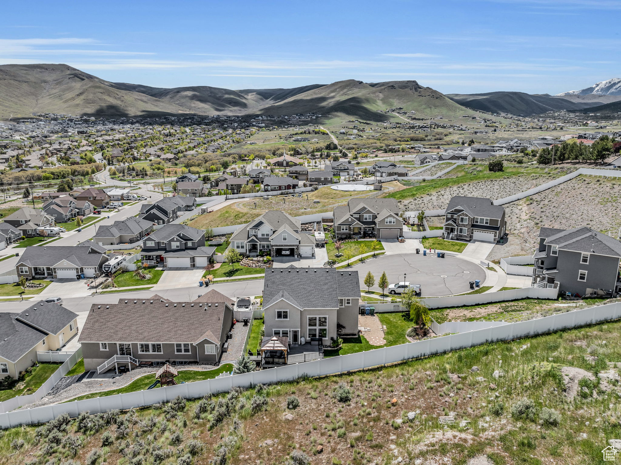 Aerial view with a mountain view