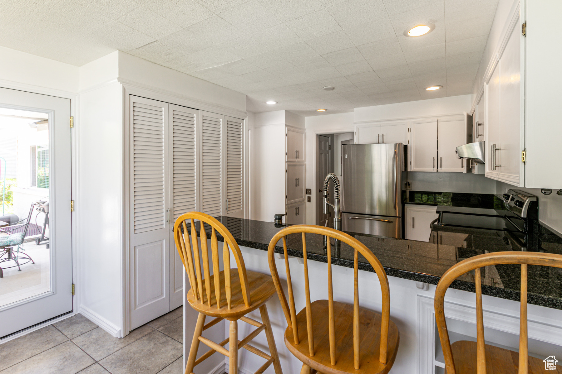 Kitchen with breakfast bar