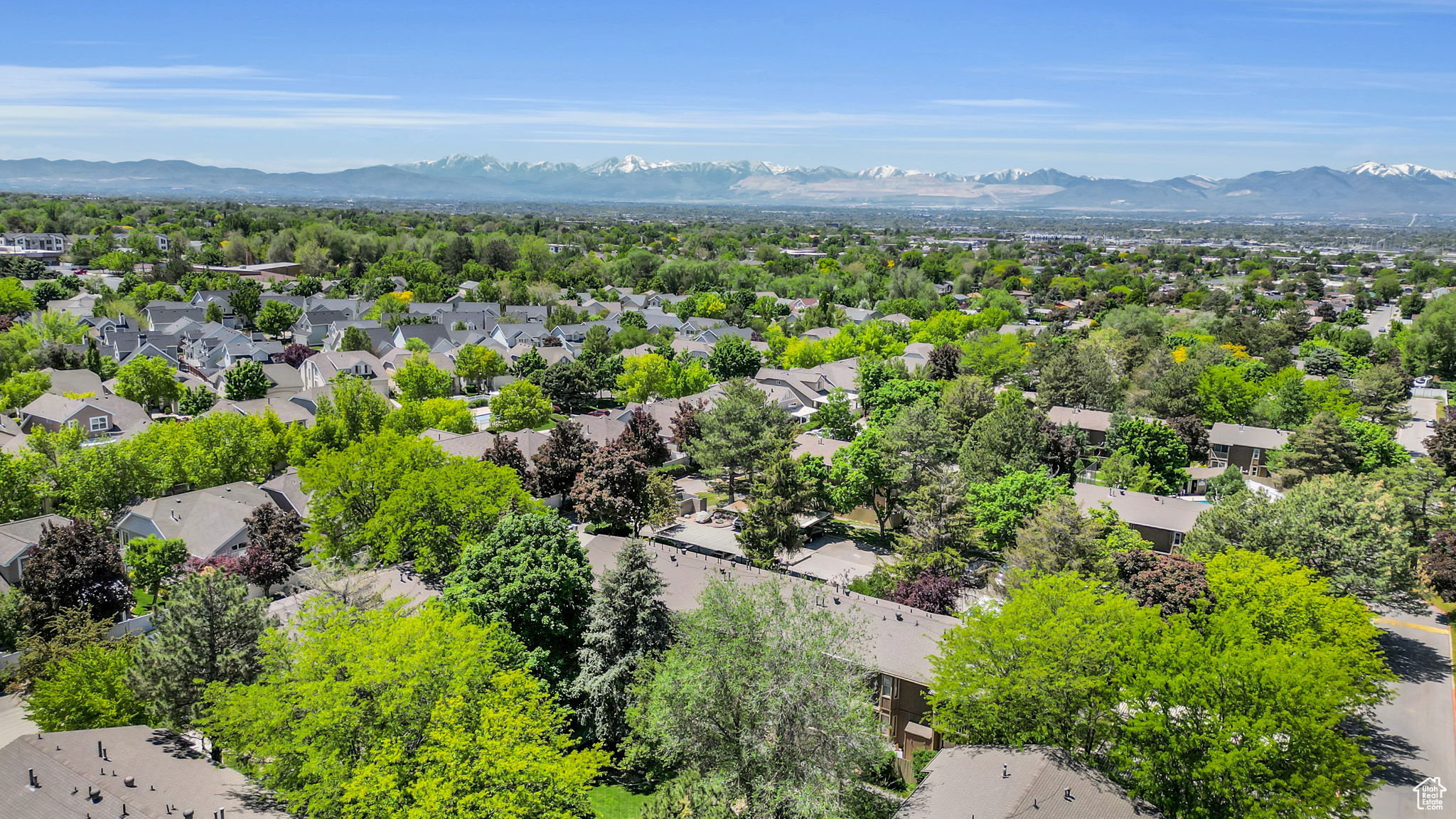 Aerial view with a mountain view