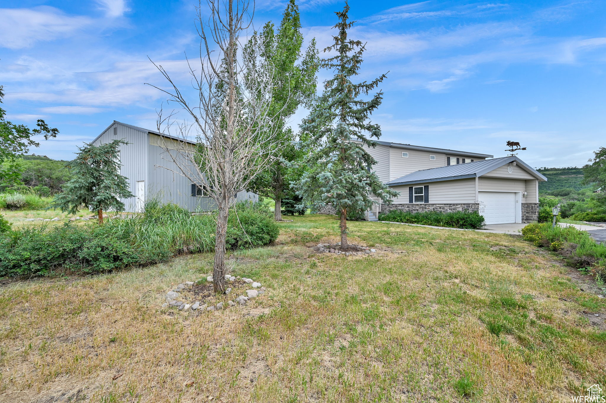 View of yard featuring a garage