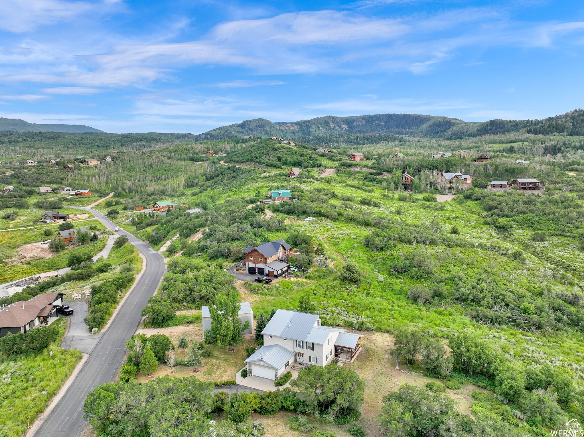 Aerial view with a mountain view