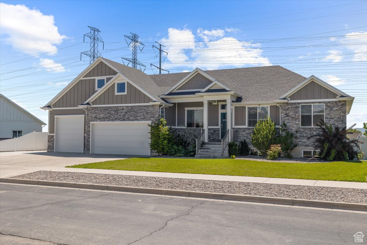 Craftsman-style home featuring a front yard