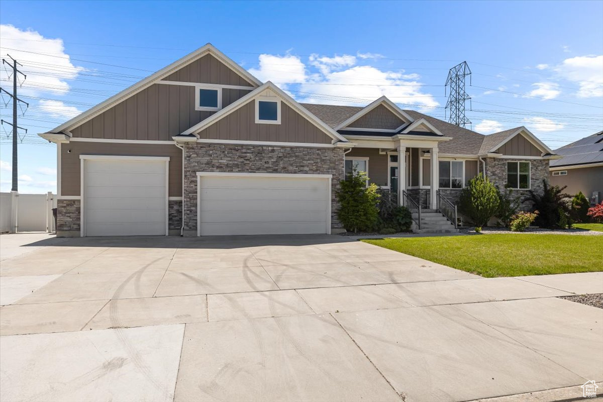 Craftsman house with a garage