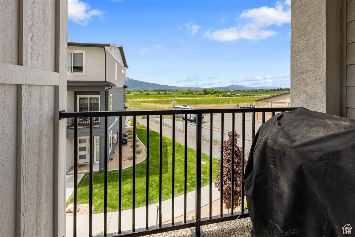 Balcony featuring a mountain view