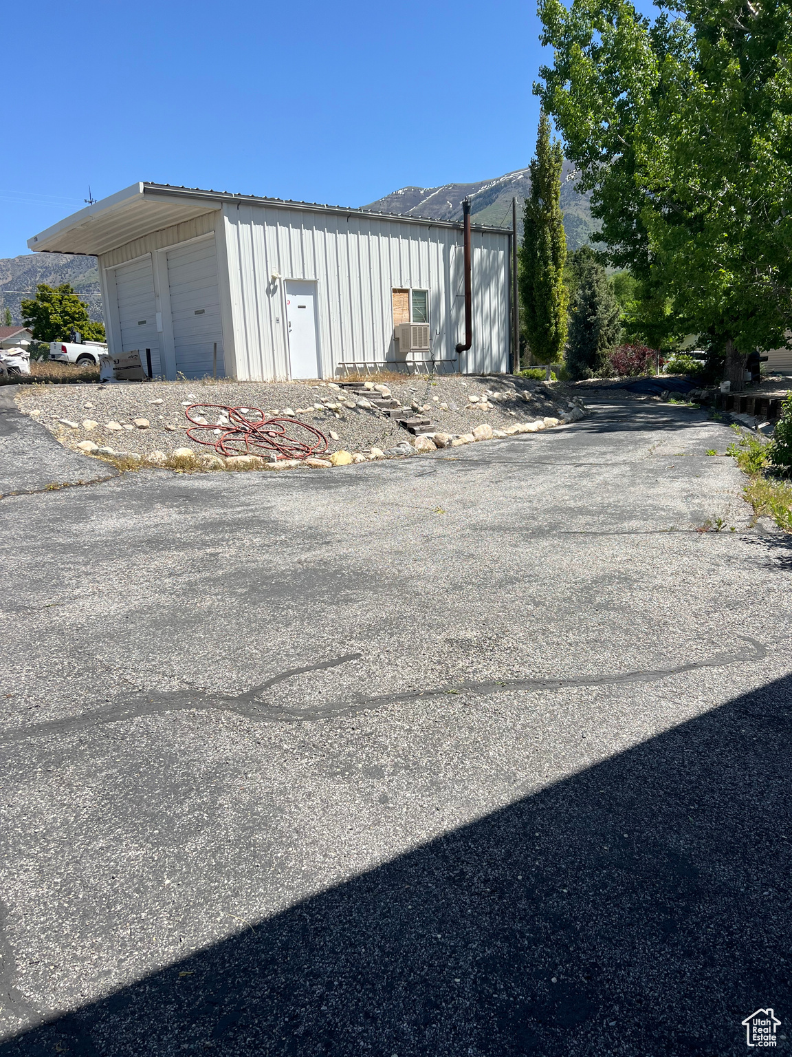 Drive-through Driveway wraps around shop