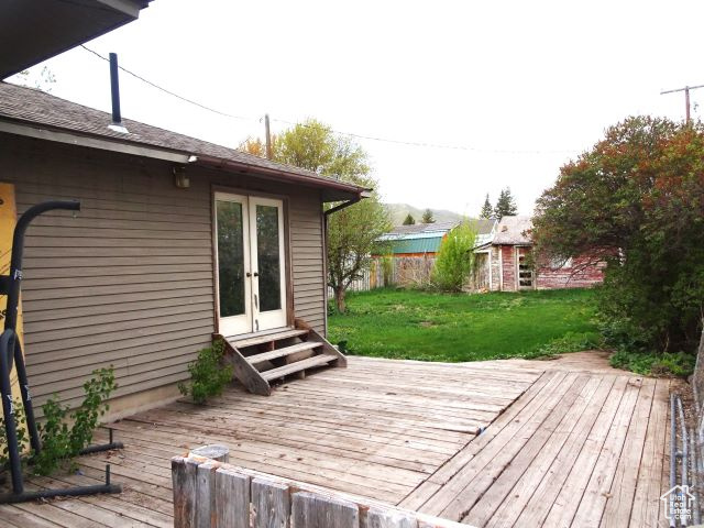 Deck & back yard