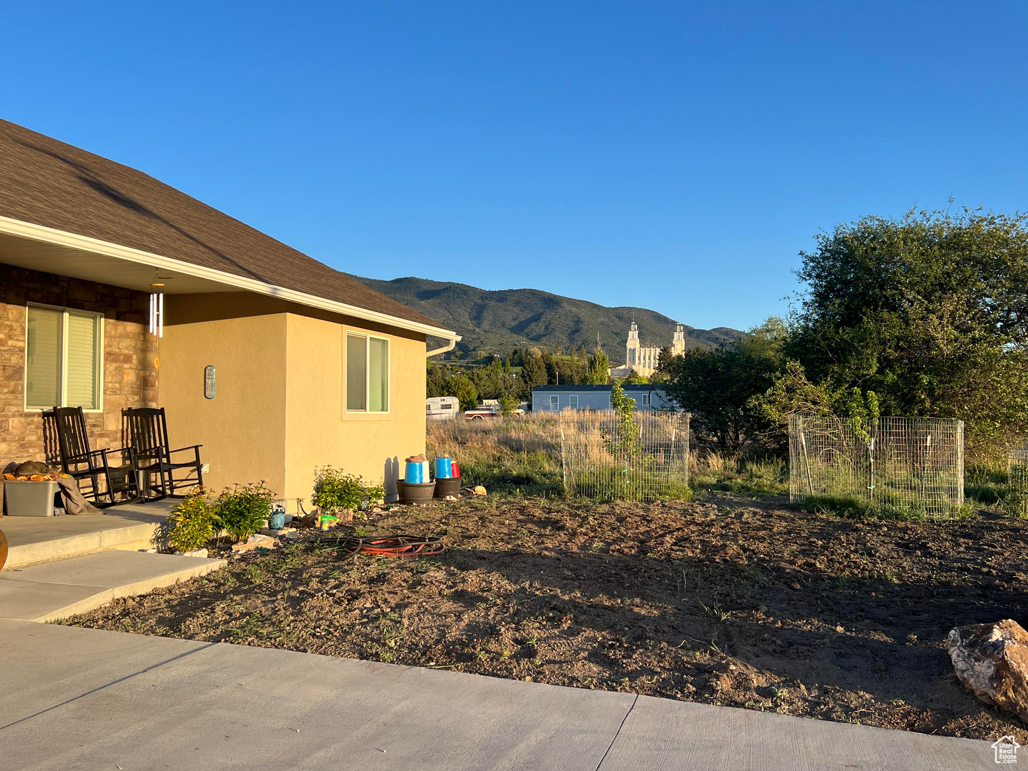 View of yard featuring a mountain view