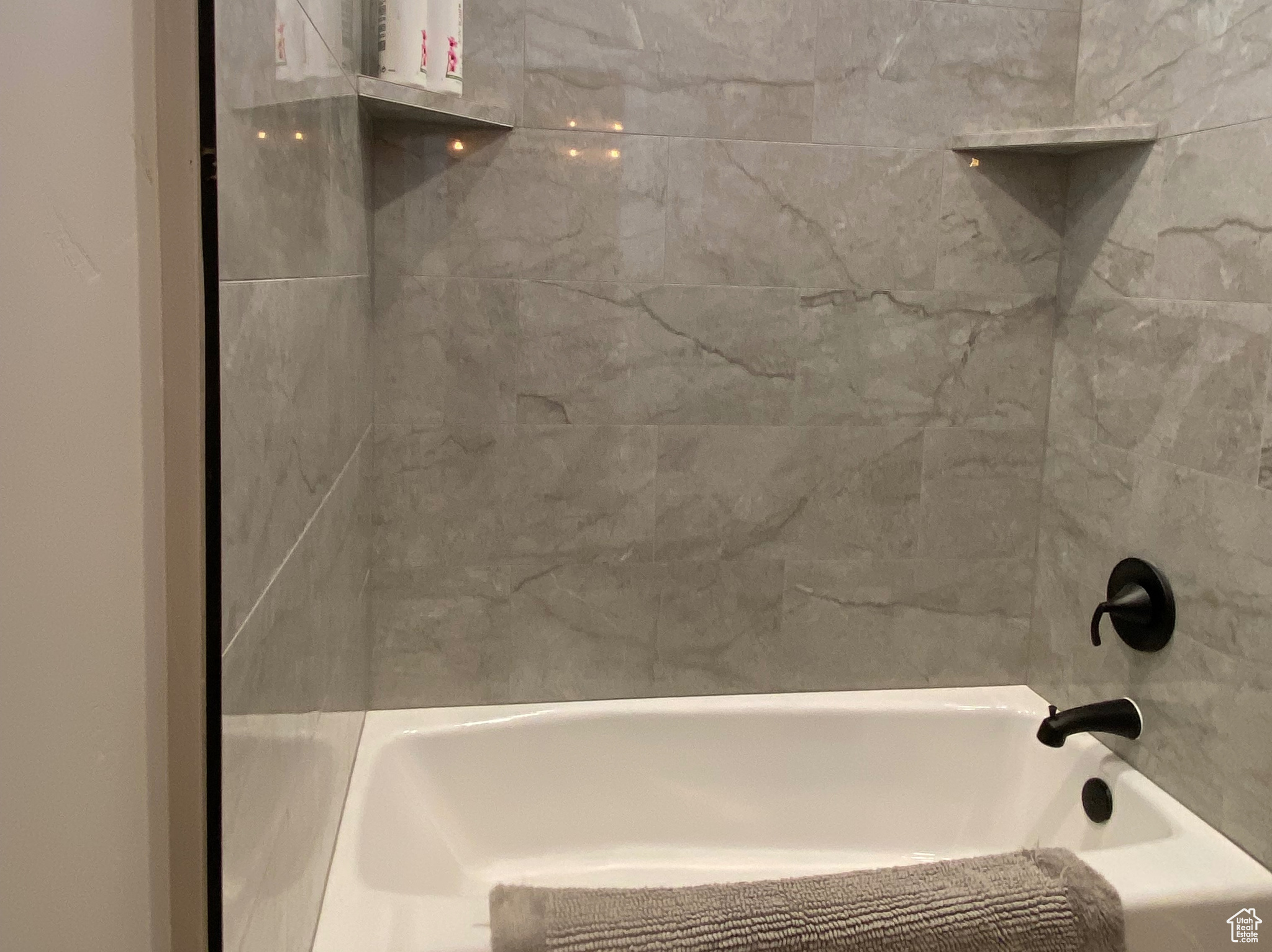 Bathroom featuring tiled shower / bath combo