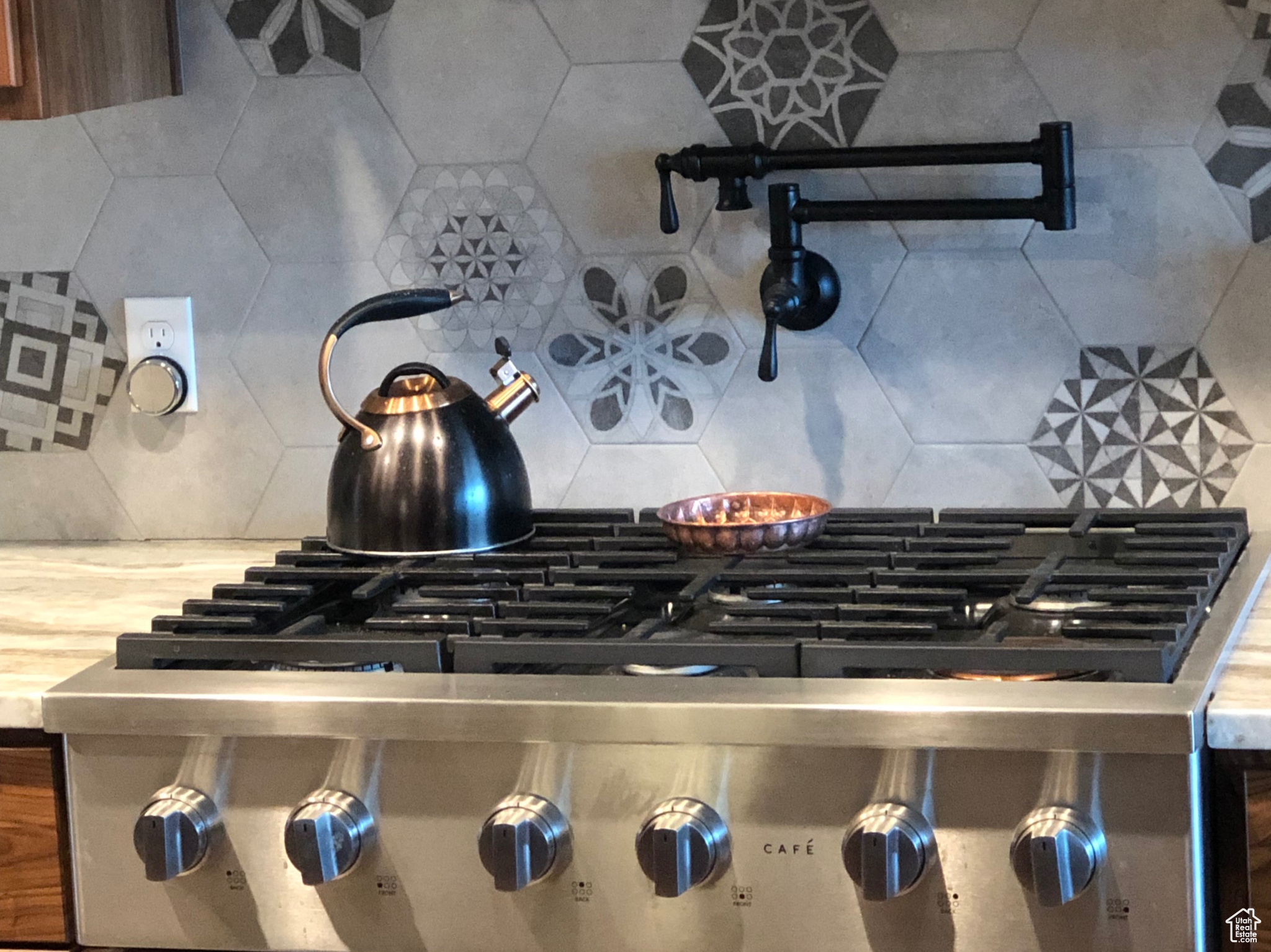 Details with tasteful backsplash