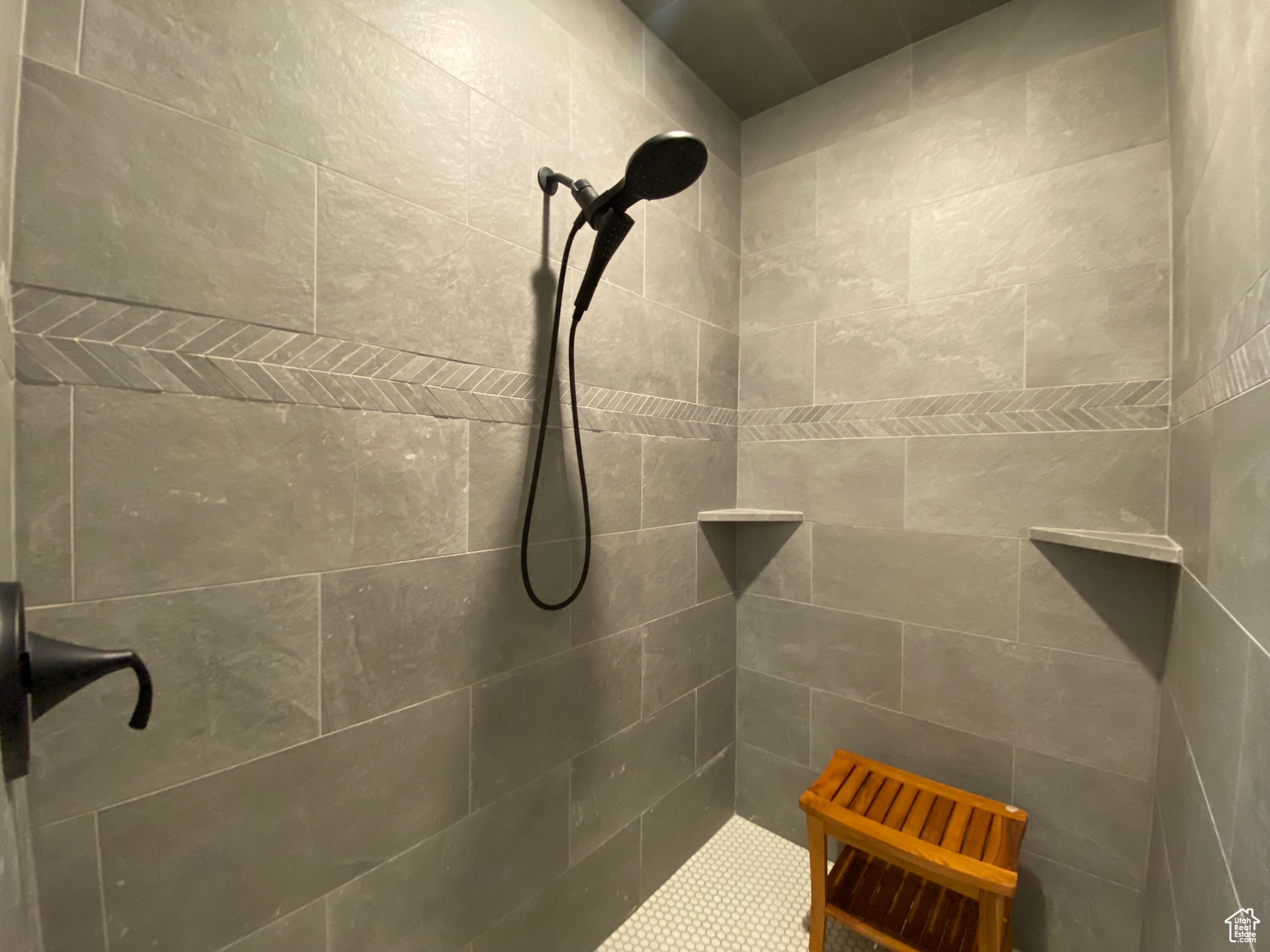 Bathroom featuring a tile shower