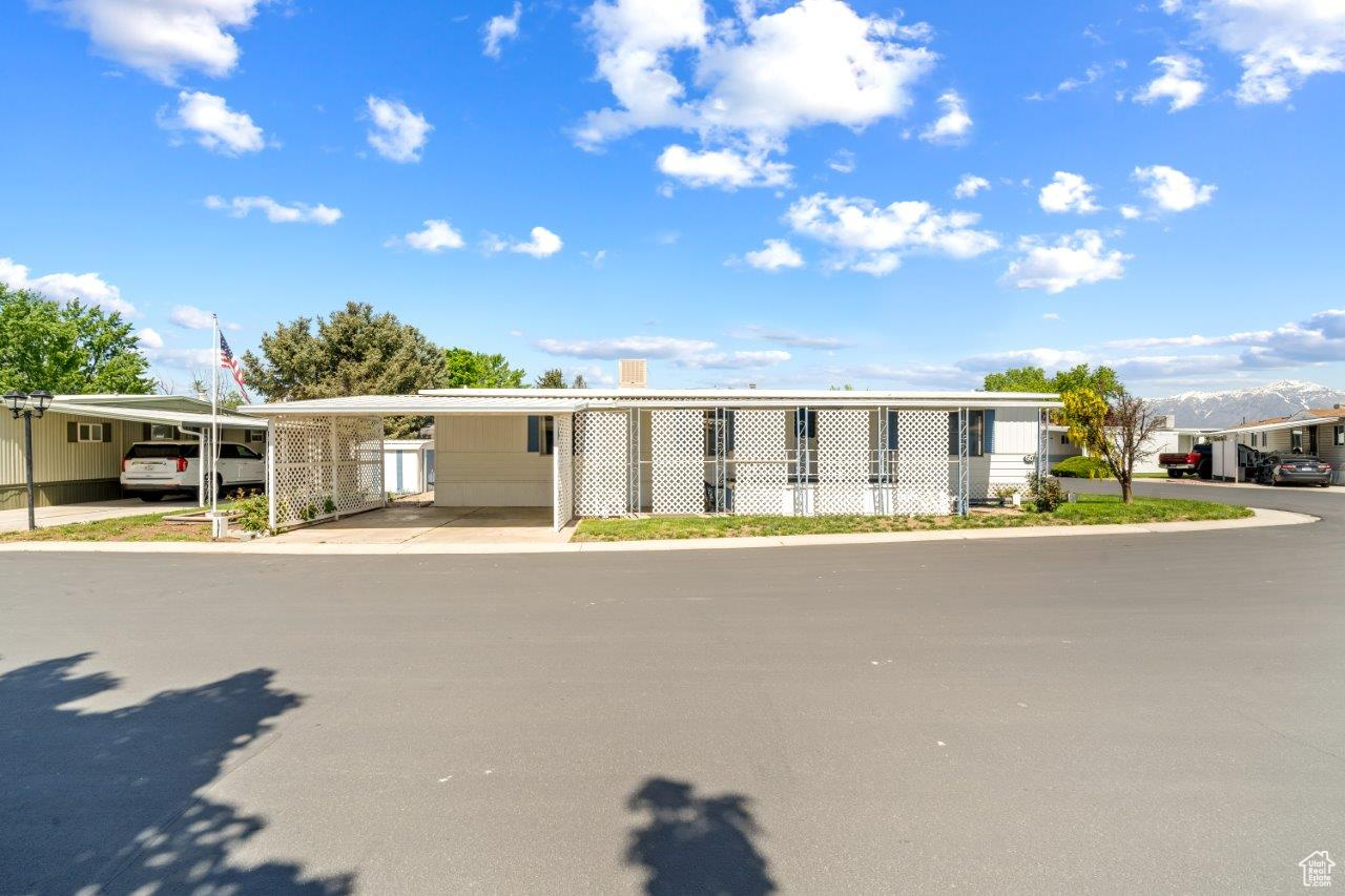 Manufactured / mobile home featuring a carport