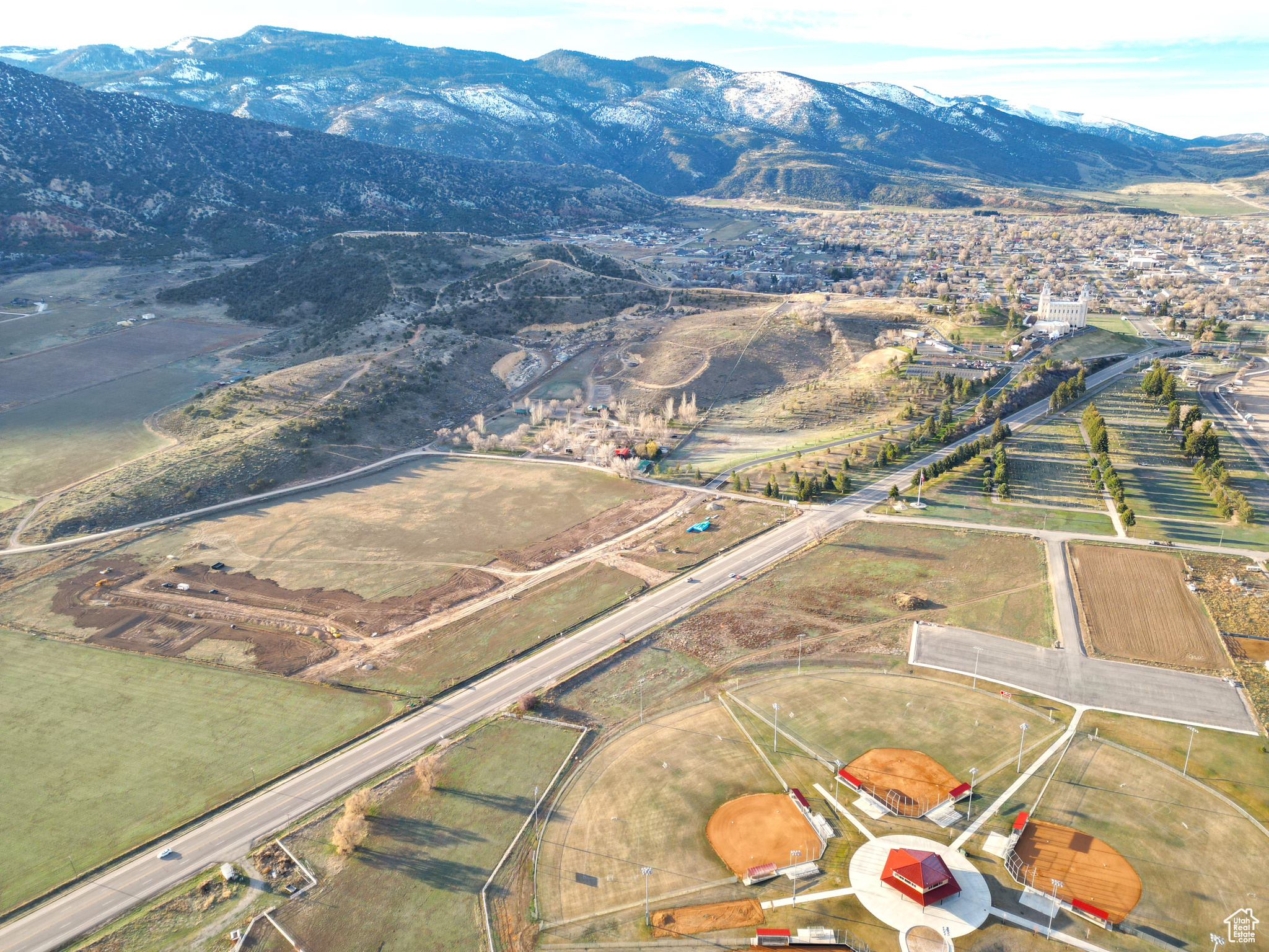 Drone / aerial view featuring a mountain view