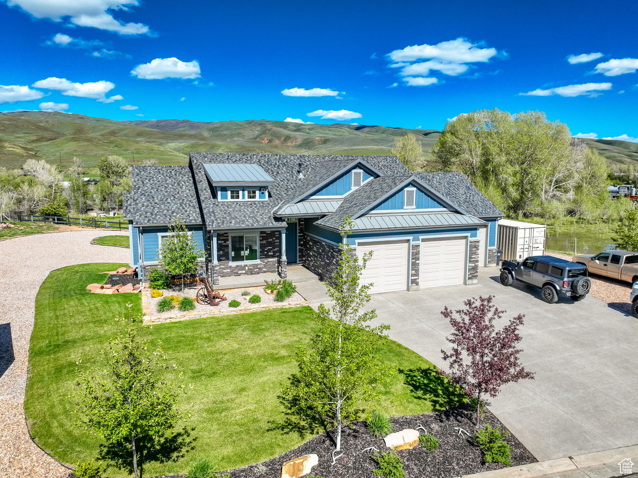 View of front of home featuring a front lawn, a garage, and a mountain view